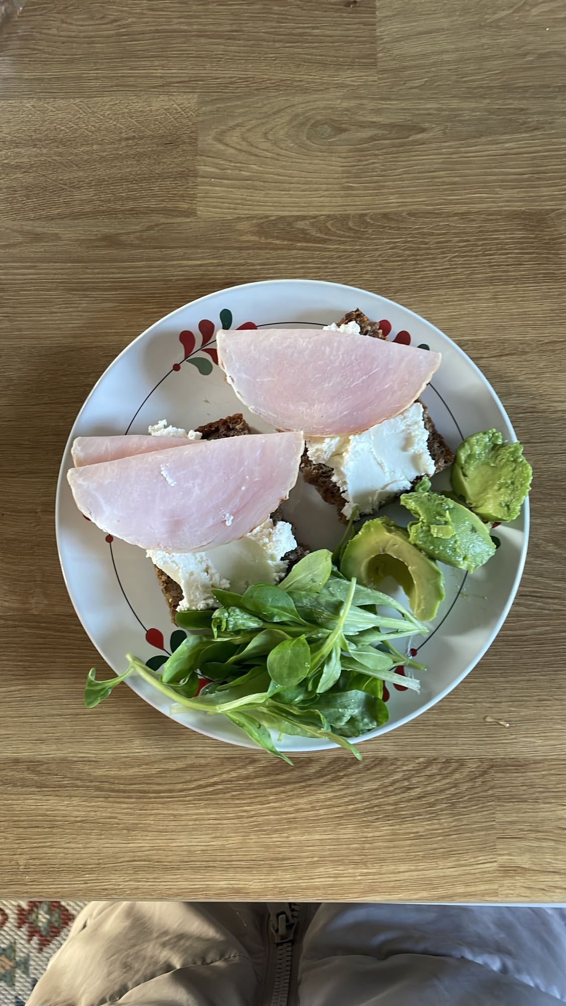 Kanapki z szynką i awokado