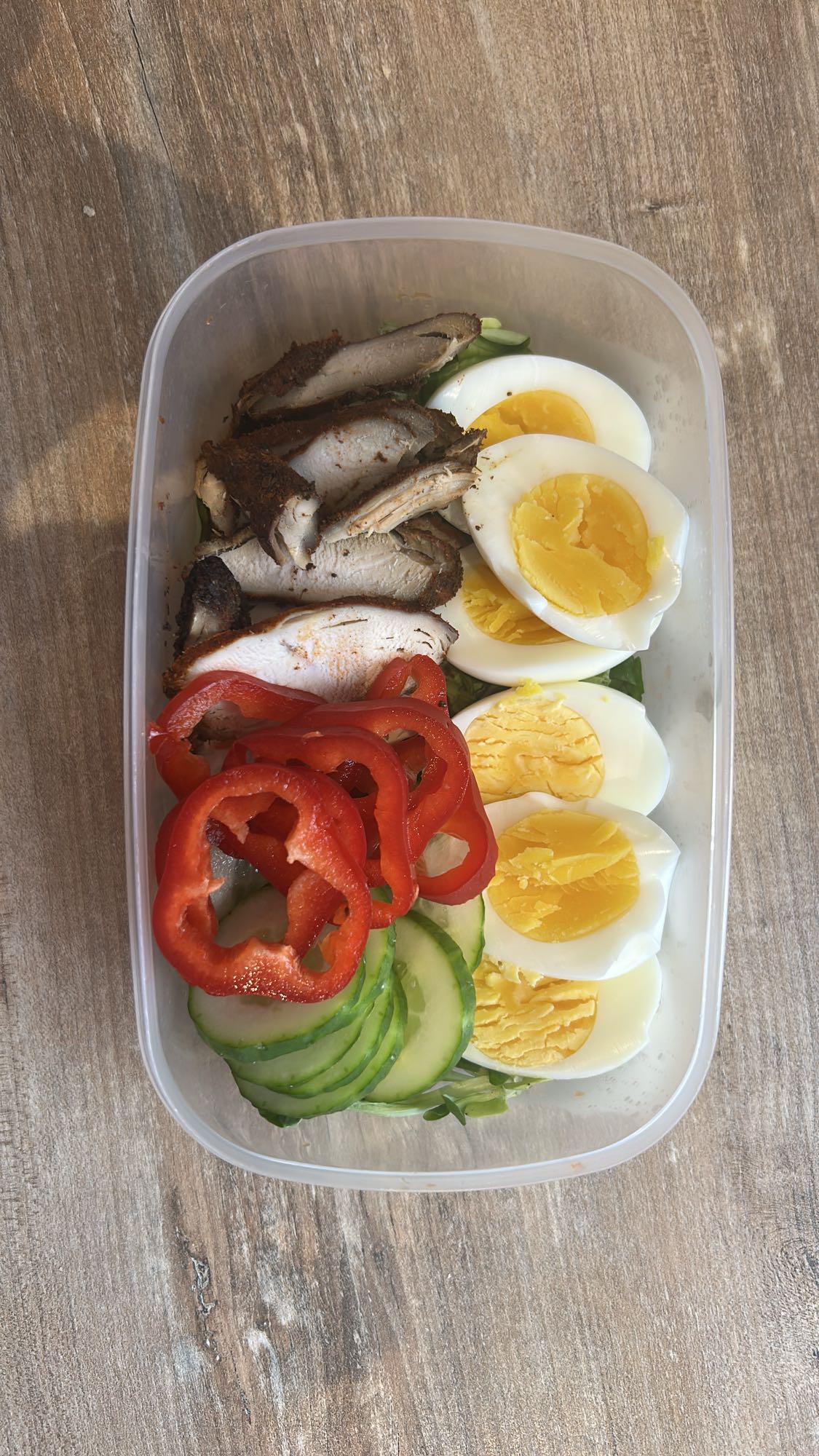 Sałatka z jajkiem i kurczakiem