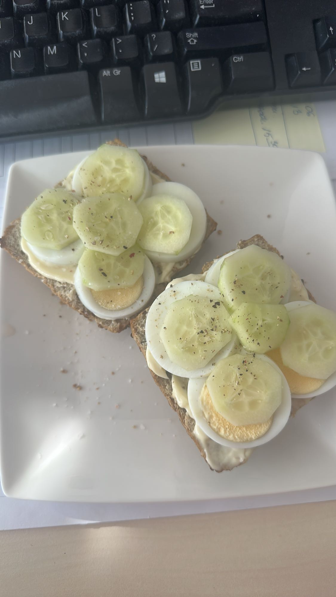 Kanapki z jajkiem i ogórkiem