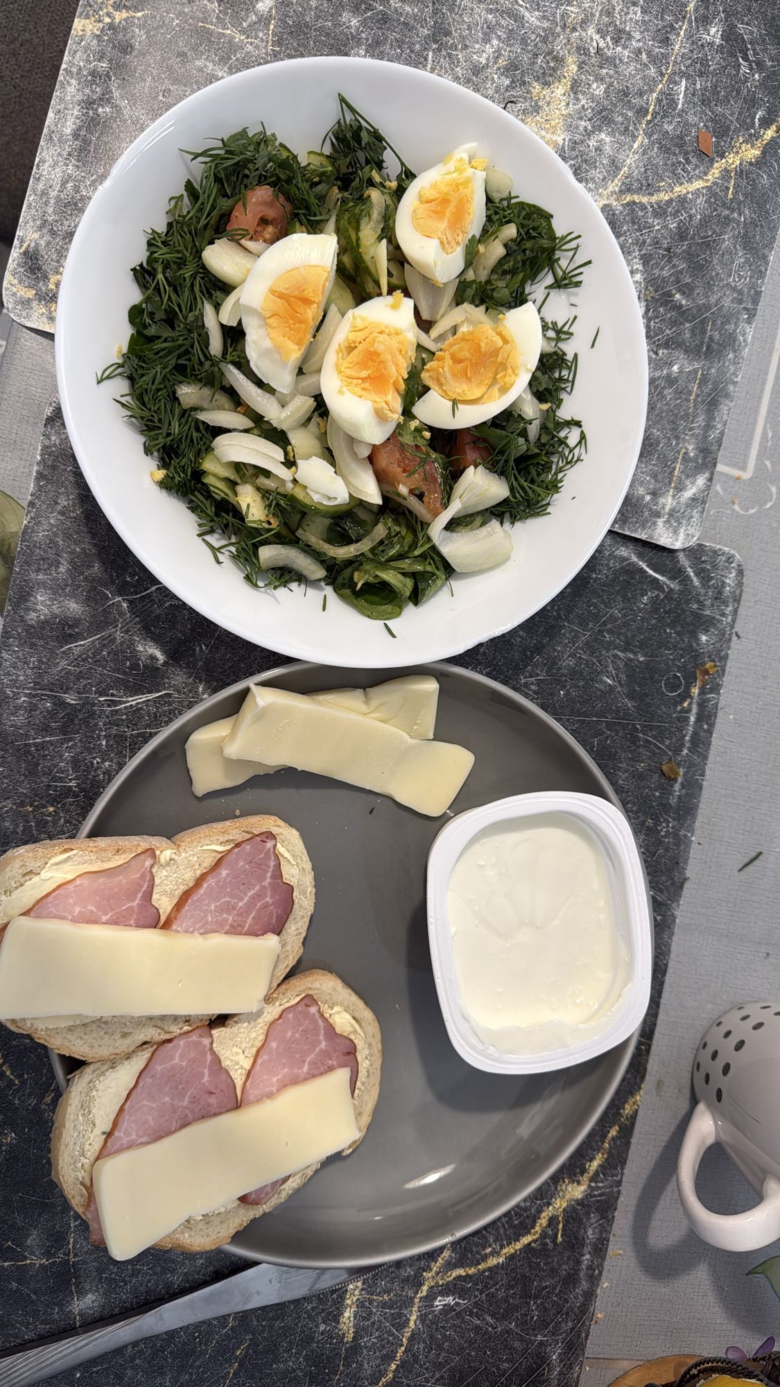 Jajka z sałatką i kanapki