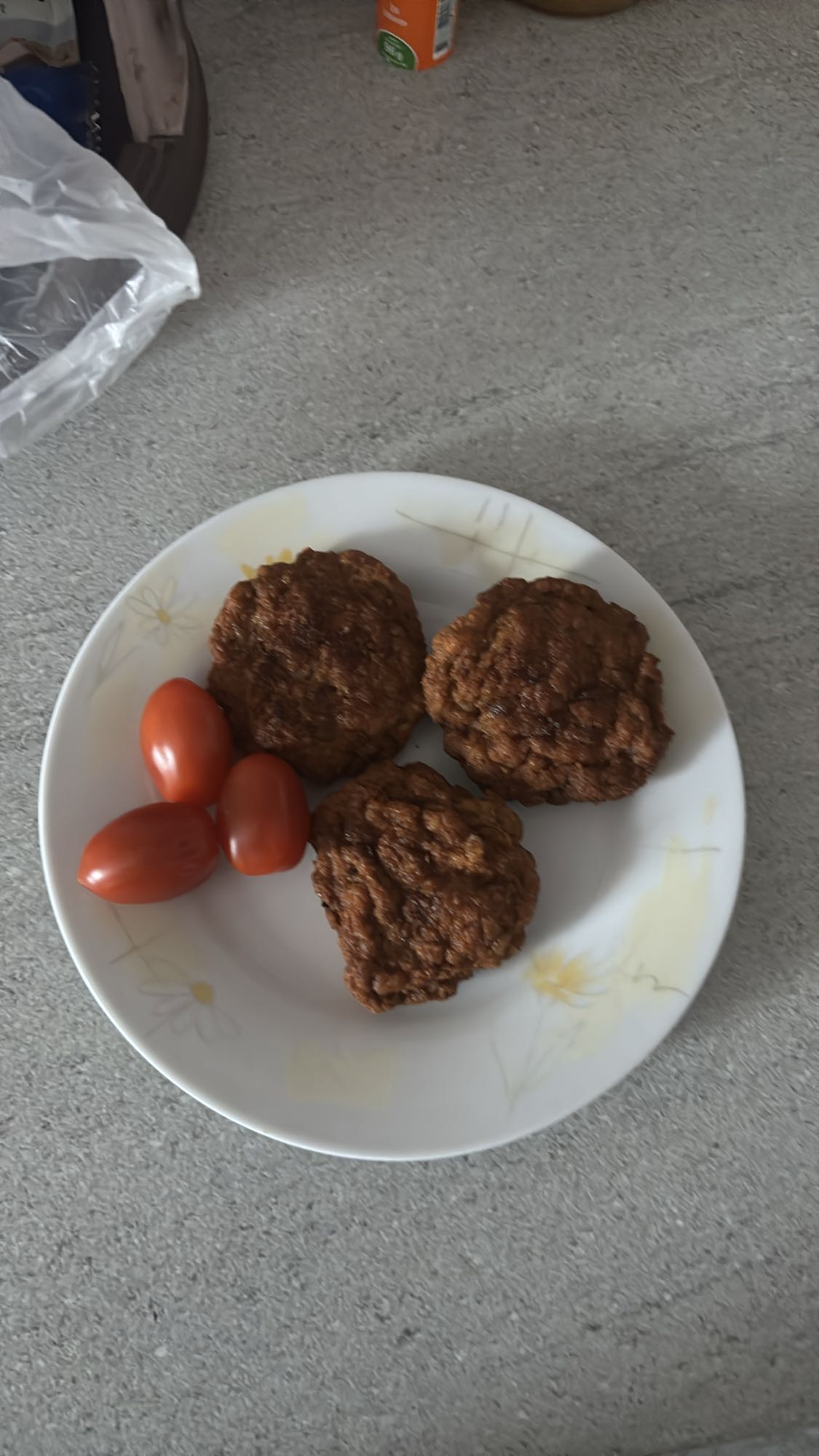 Beef patties with tomatoes