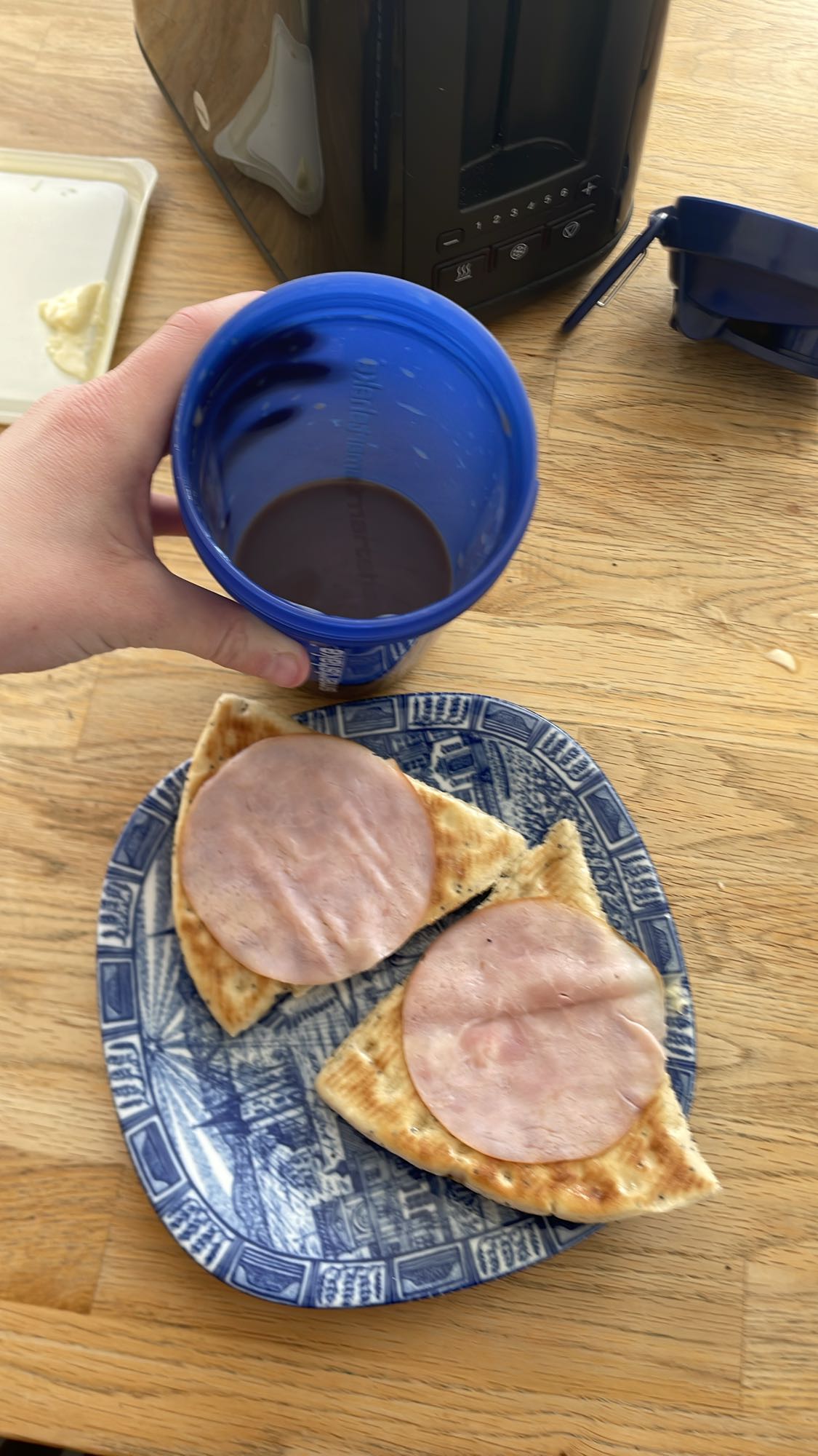 Skinka på bröd med chokladdryck