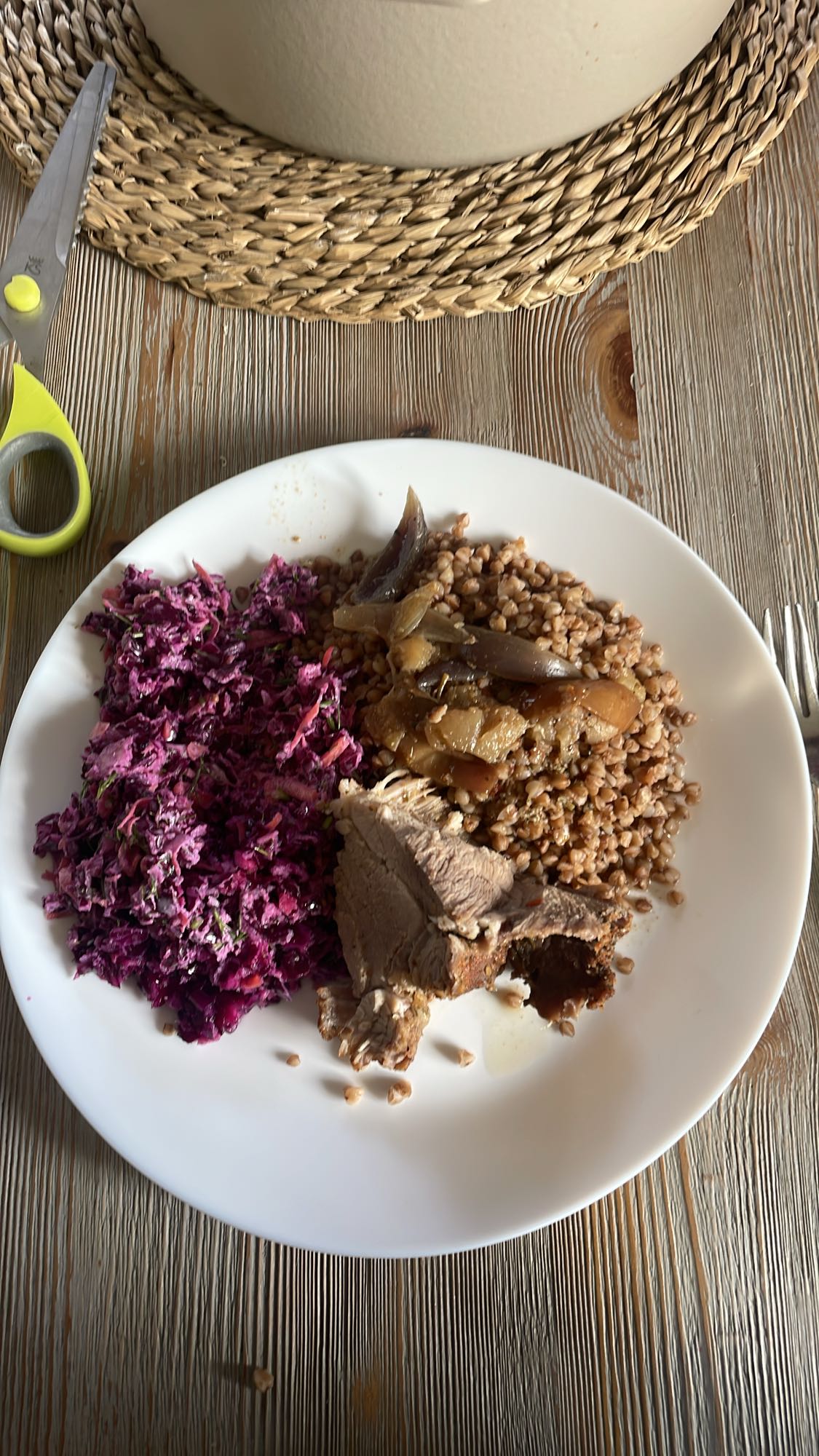 Kasza z mięsem i surówką