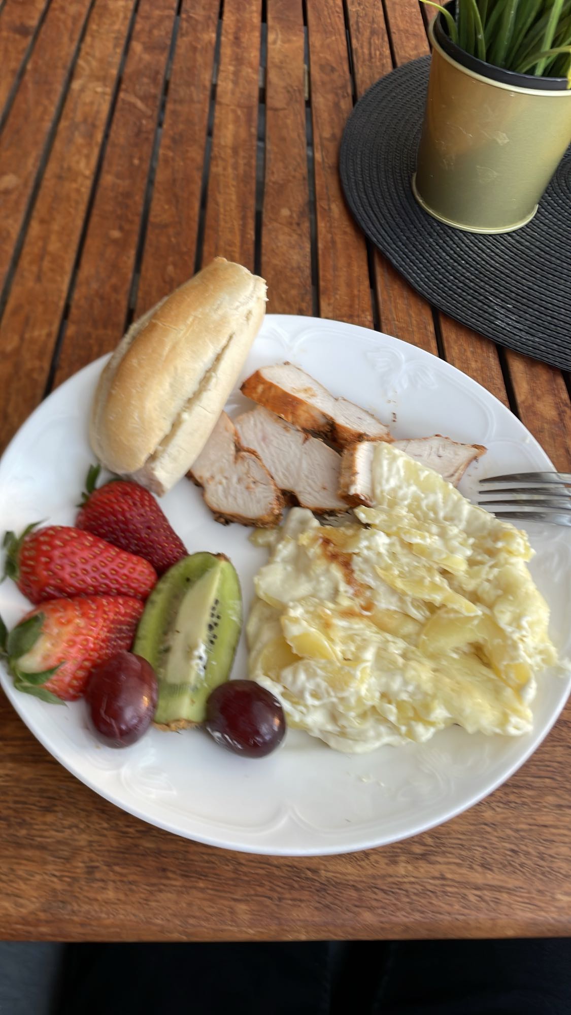 Frukosttallrik med frukt