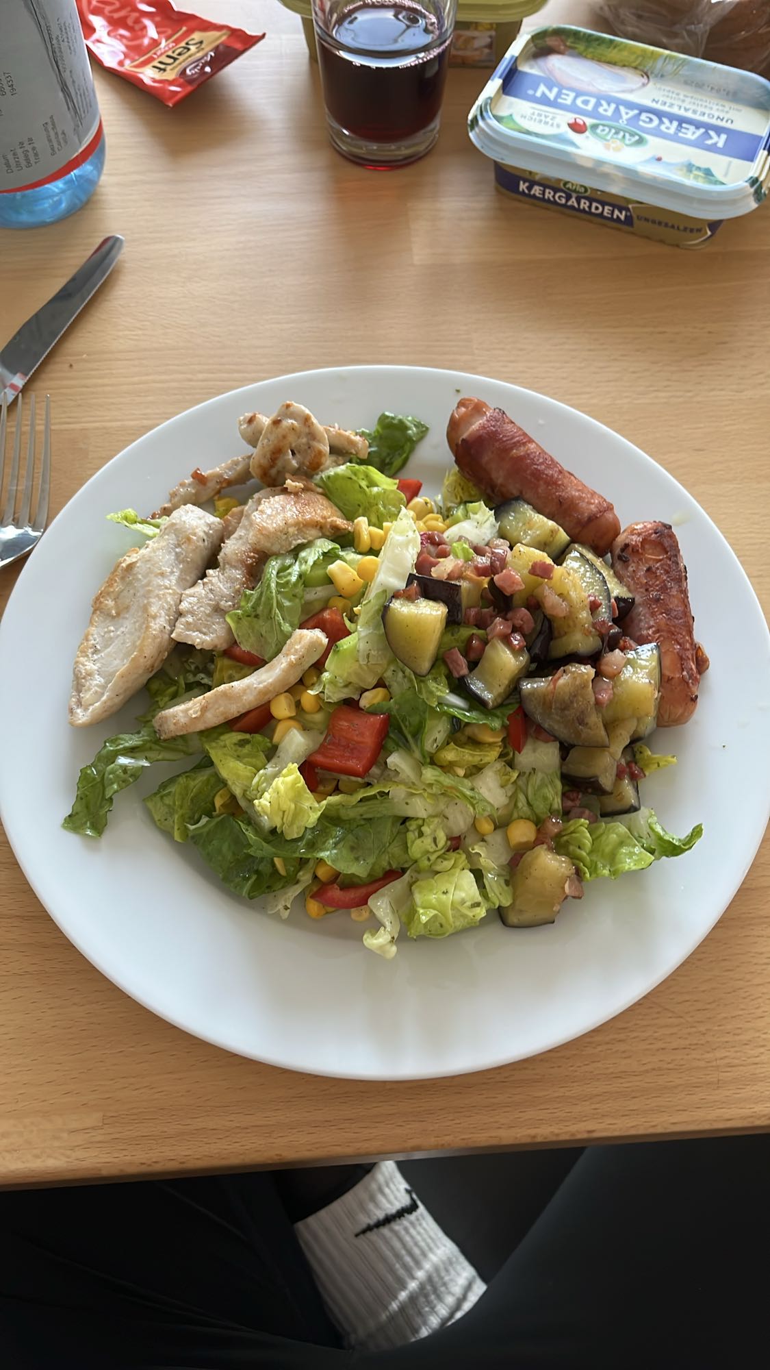 Hähnchensalat mit Würstchen