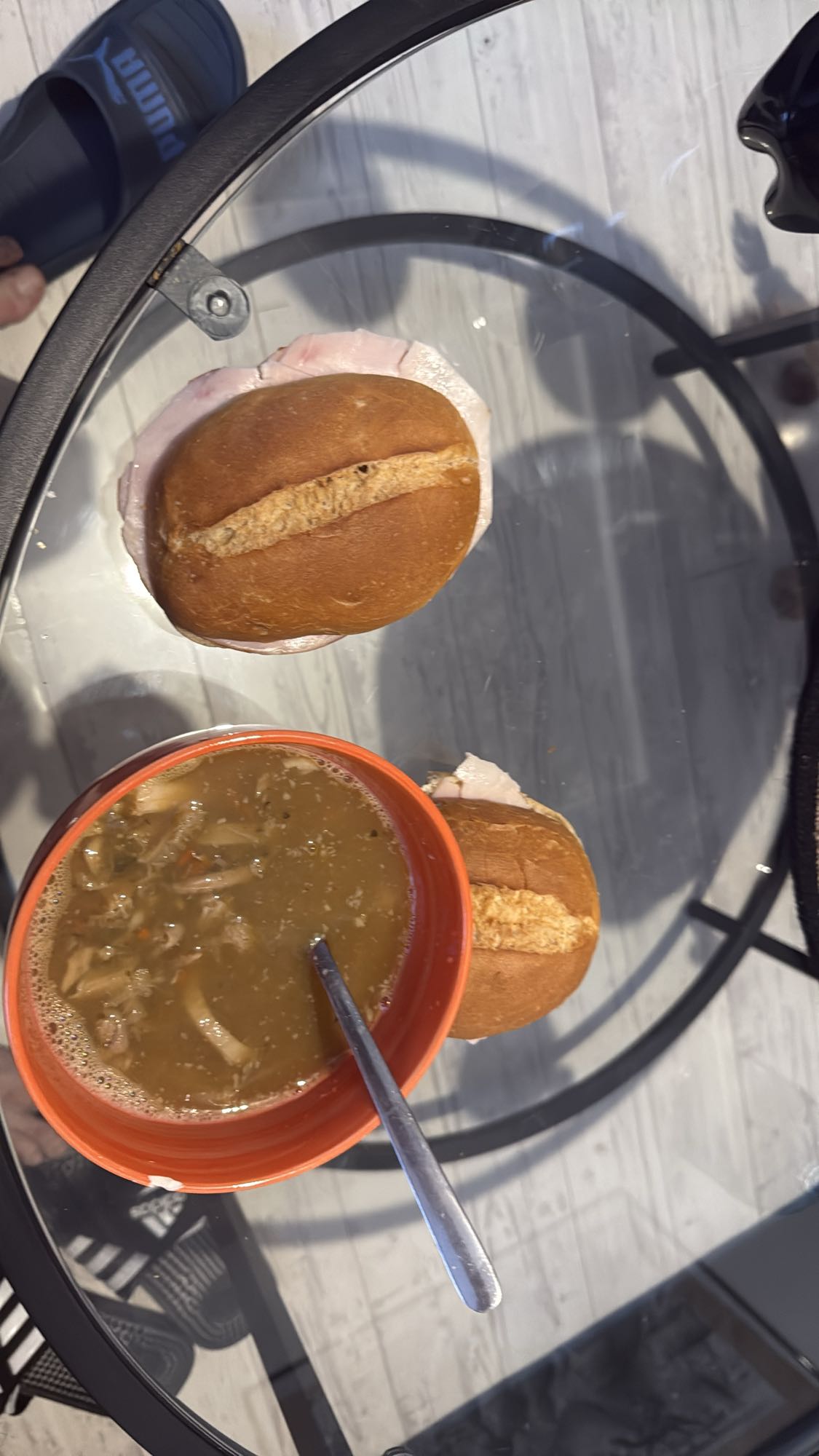 Zupa i bułki z szynką