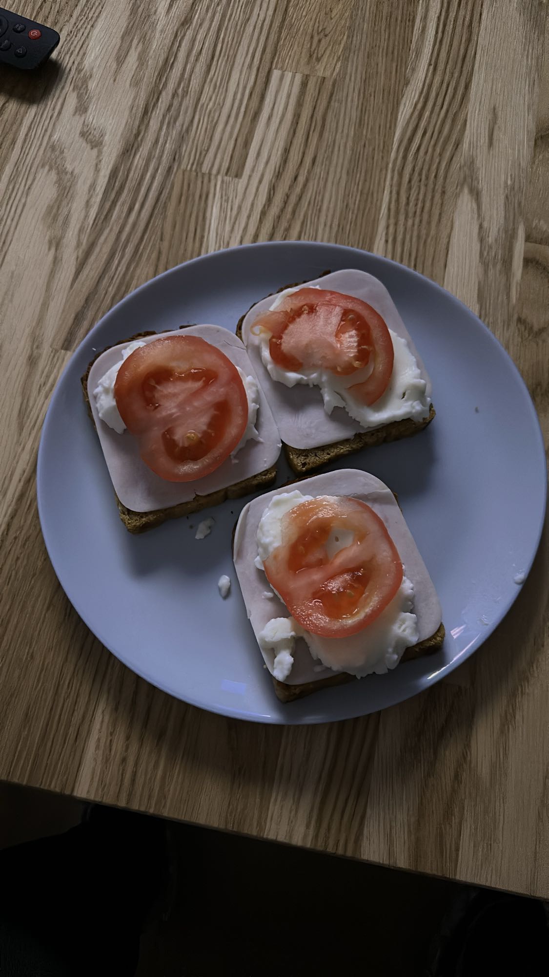 Kanapki z serem i pomidorem