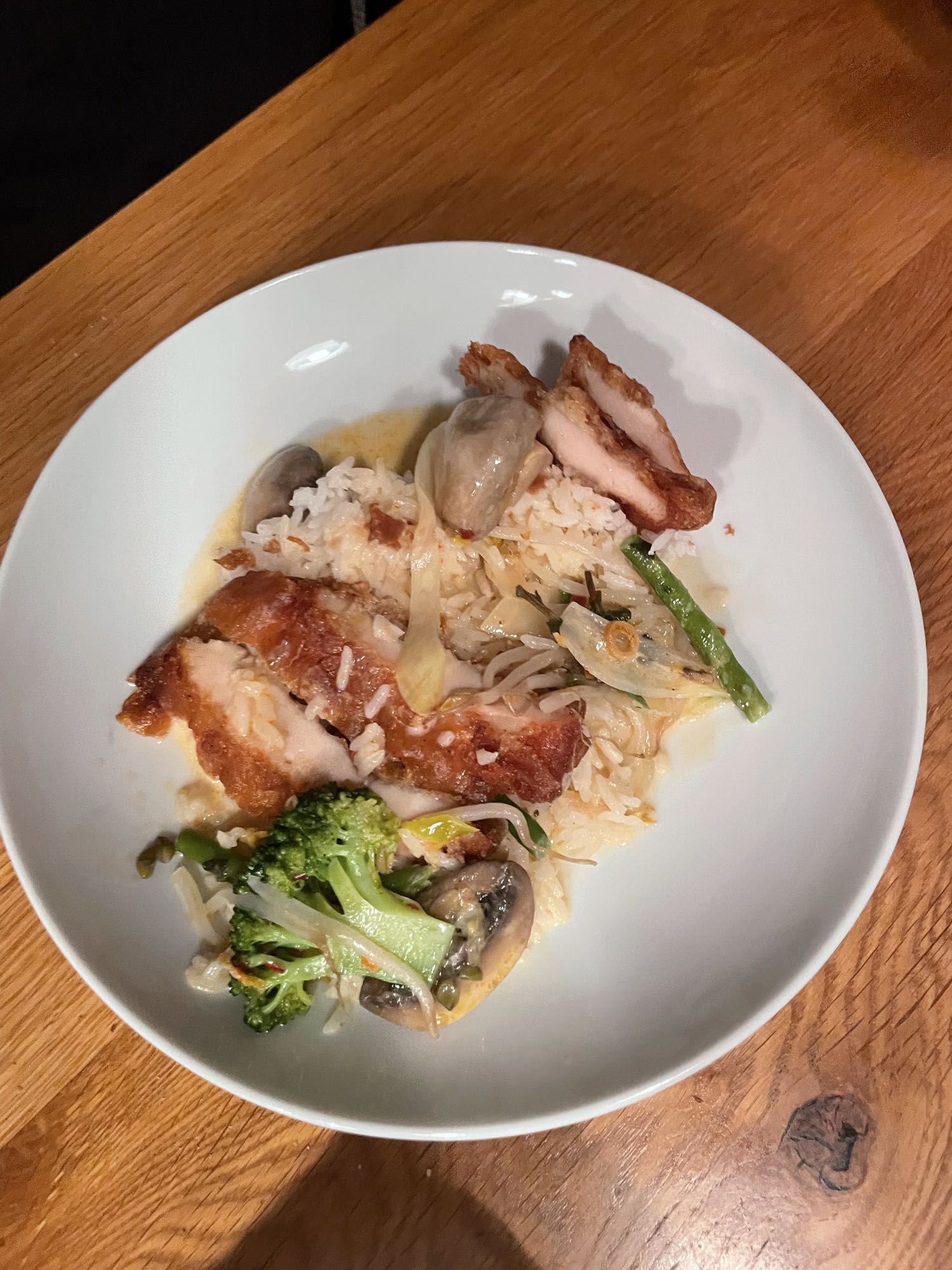 Gebratenes Hähnchen mit Reis