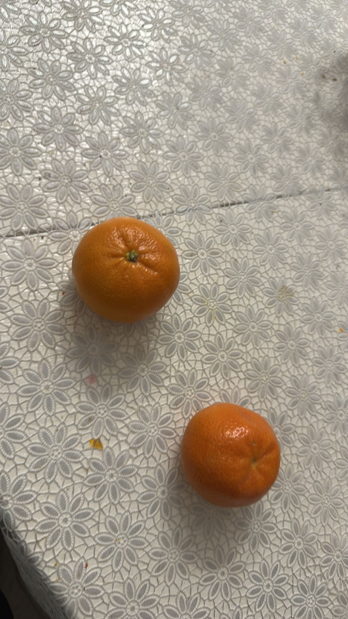 Два мандарина