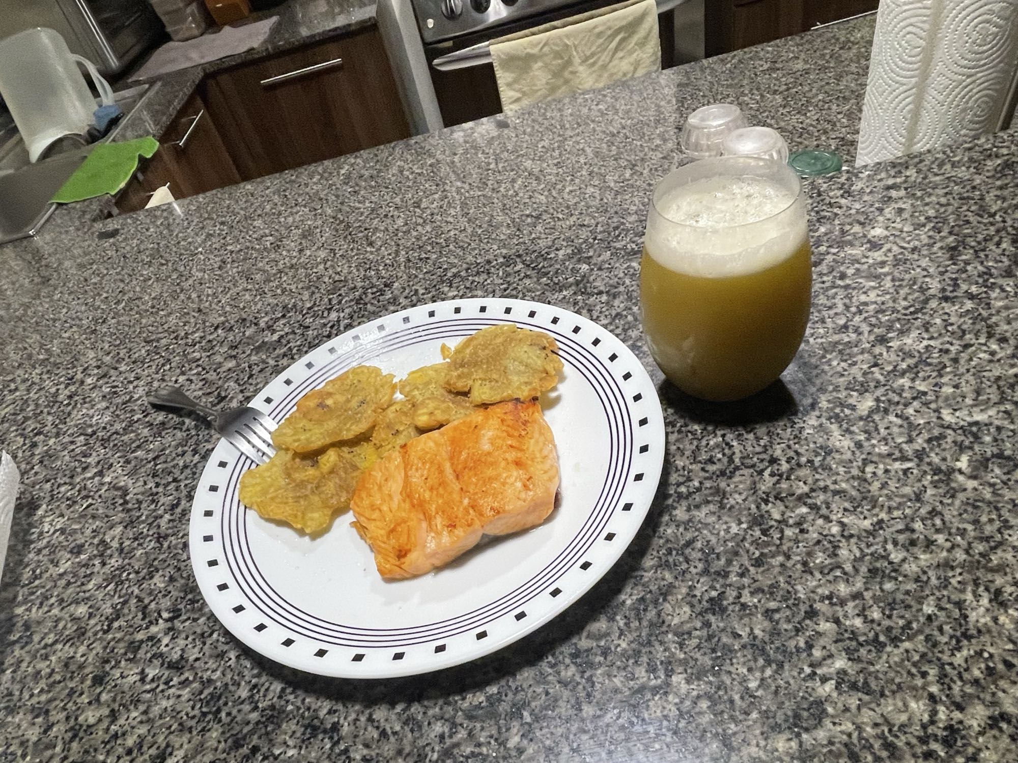 Salmón con tostones
