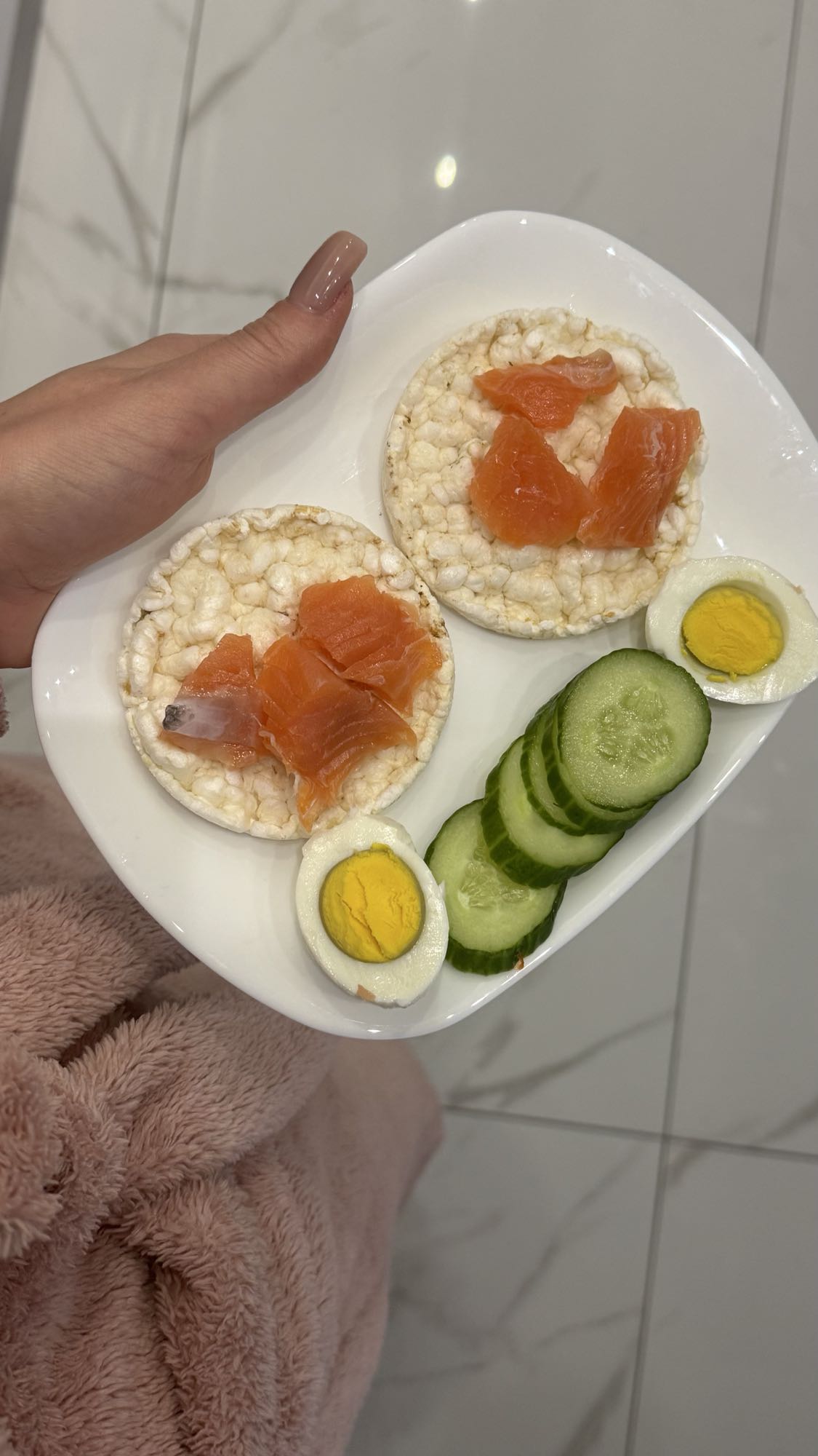 Рисовые хлебцы с лососем