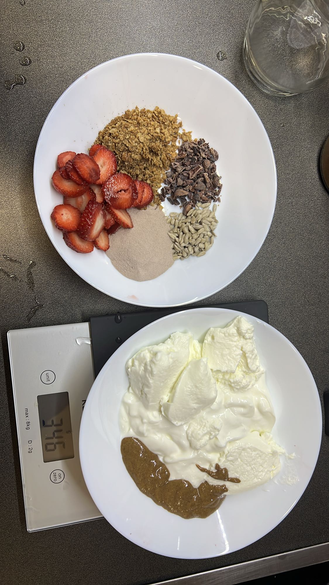 Γιαούρτι με φρούτα και σπόρους