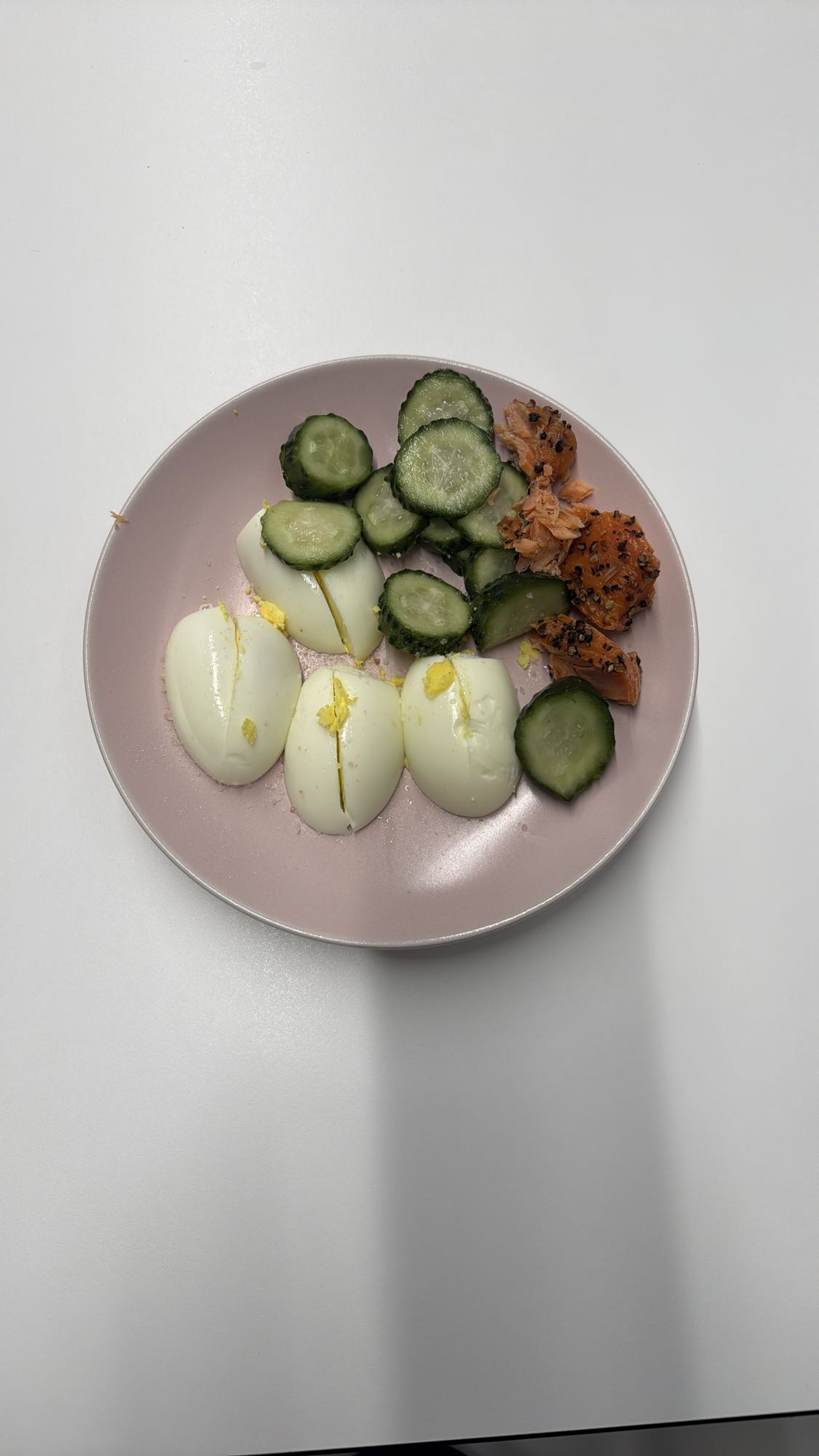 Jajka z ogórkiem i łososiem