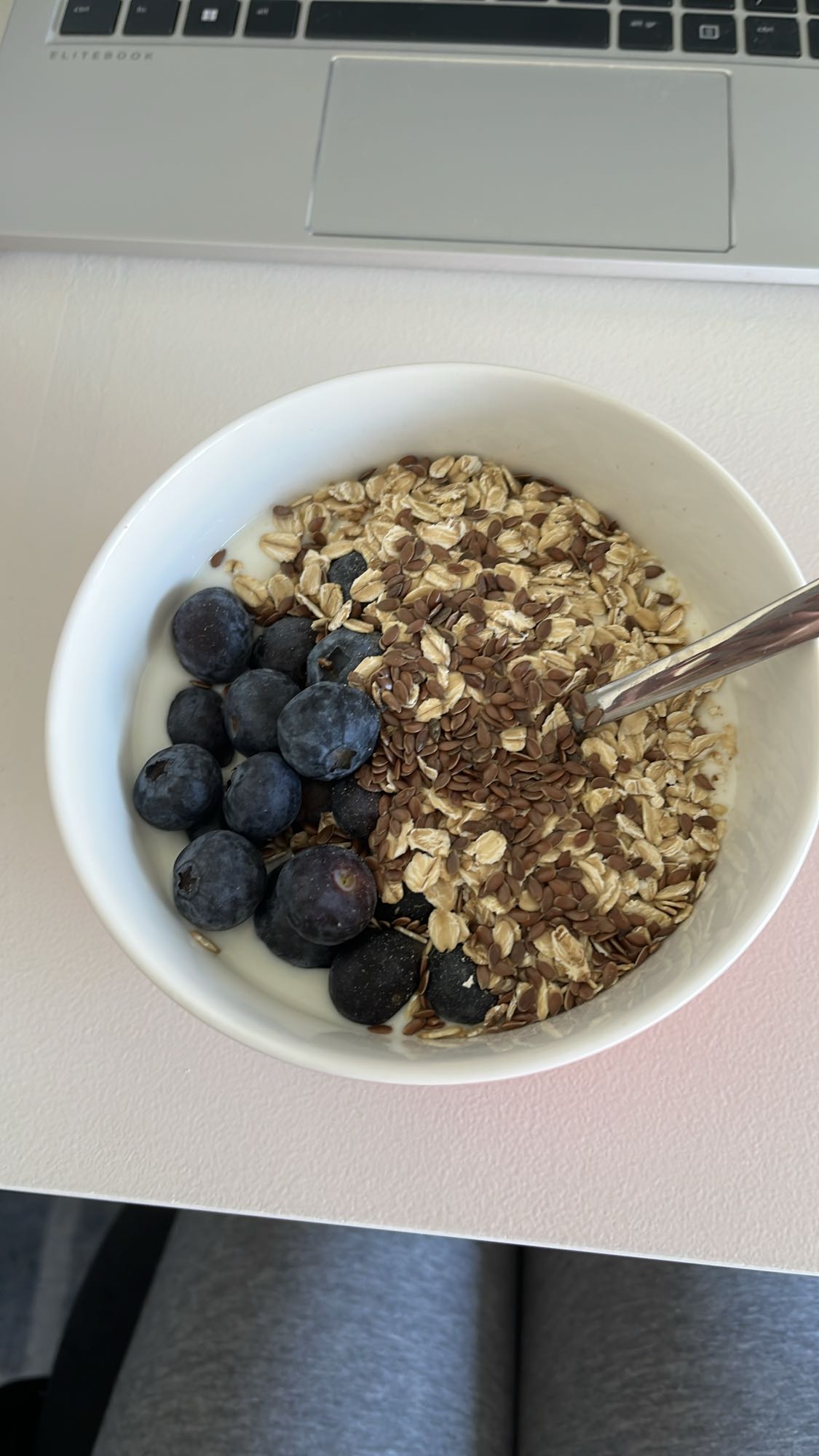 Yogurt with oats & berries