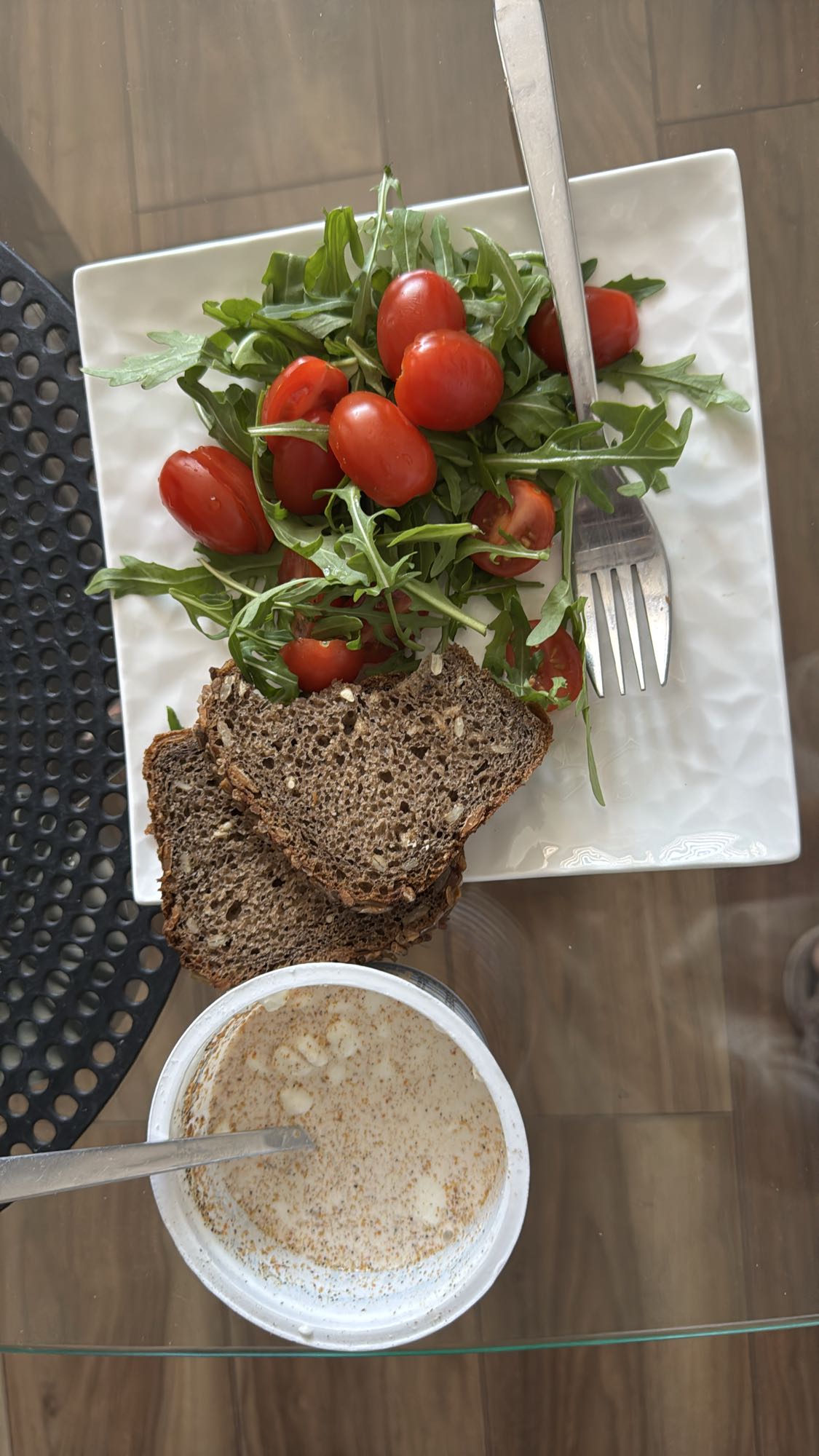 Sałatka z chlebem i jogurtem