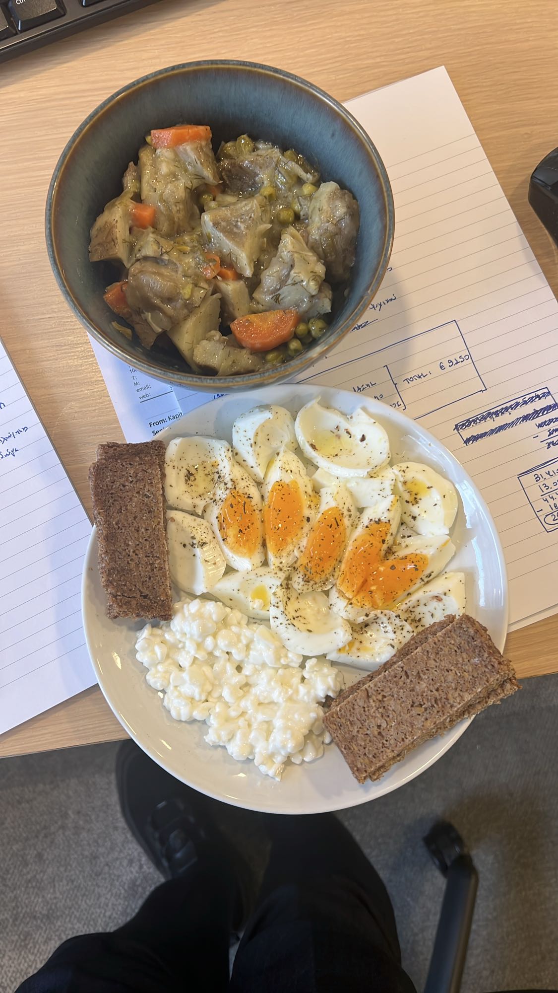 Βραστά αυγά και στιφάδο