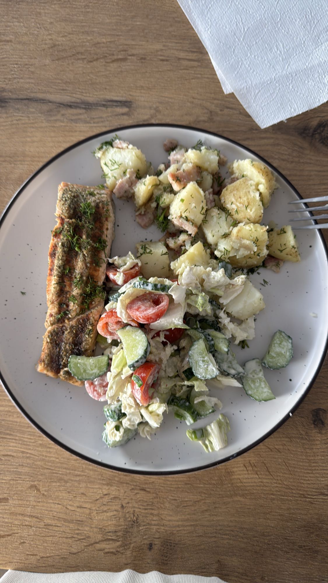 Лосось с картофелем и салатом