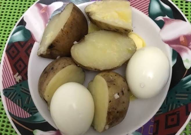 Huevos y papas cocidas