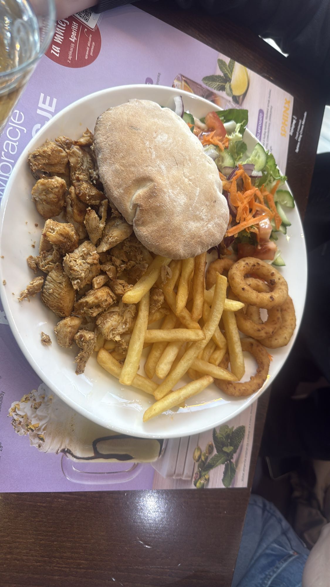 Talerz z kurczakiem i frytkami