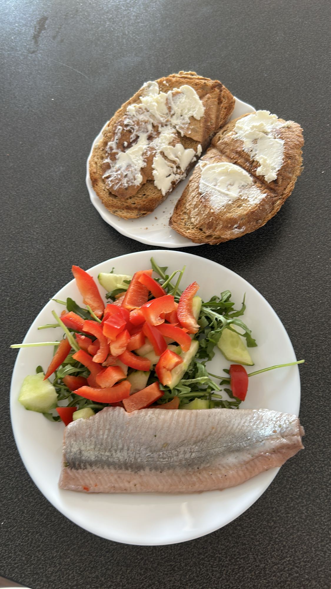 Ryba z sałatką i chlebem