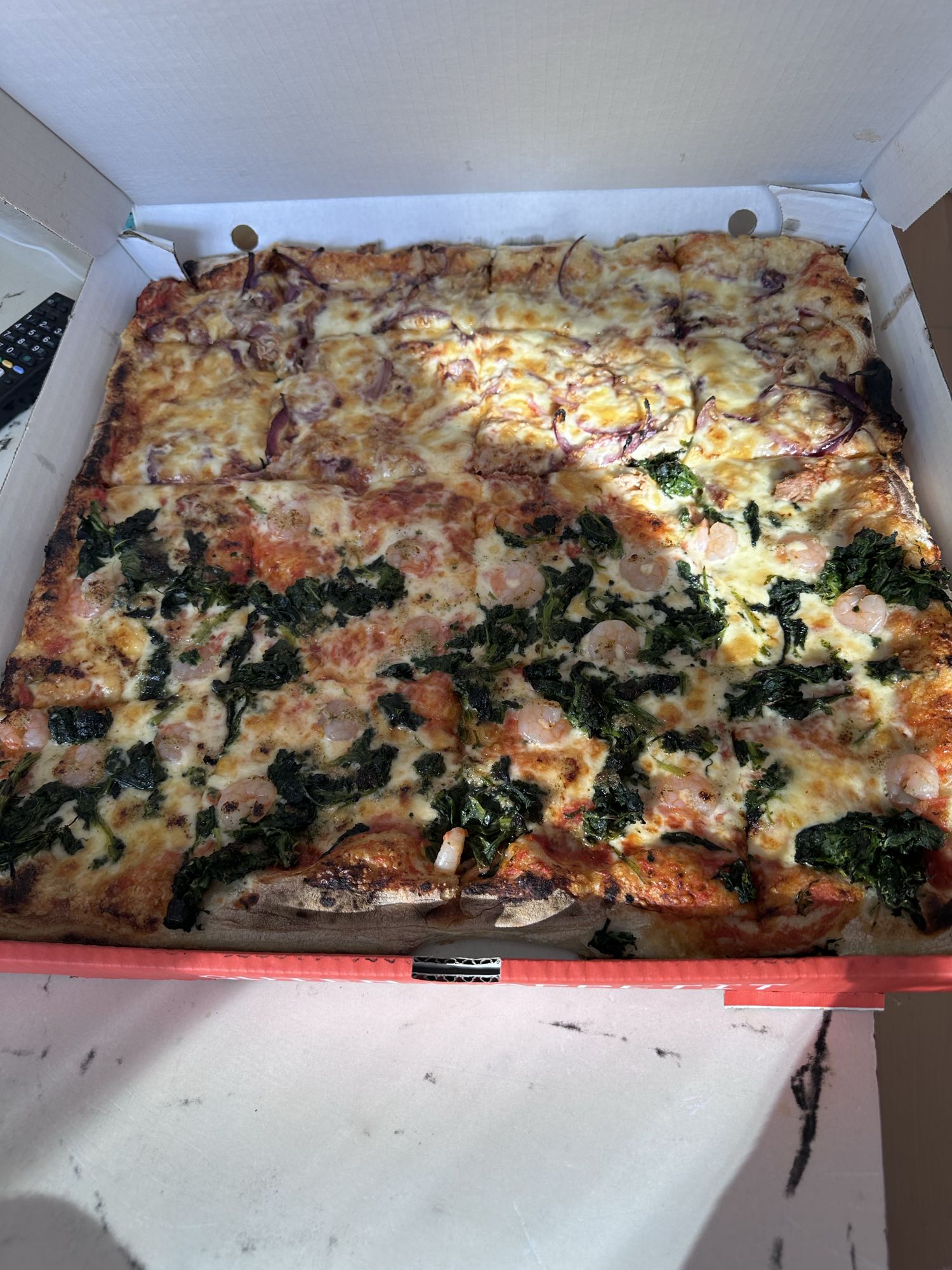 Halbe Meeresfrüchte Pizza