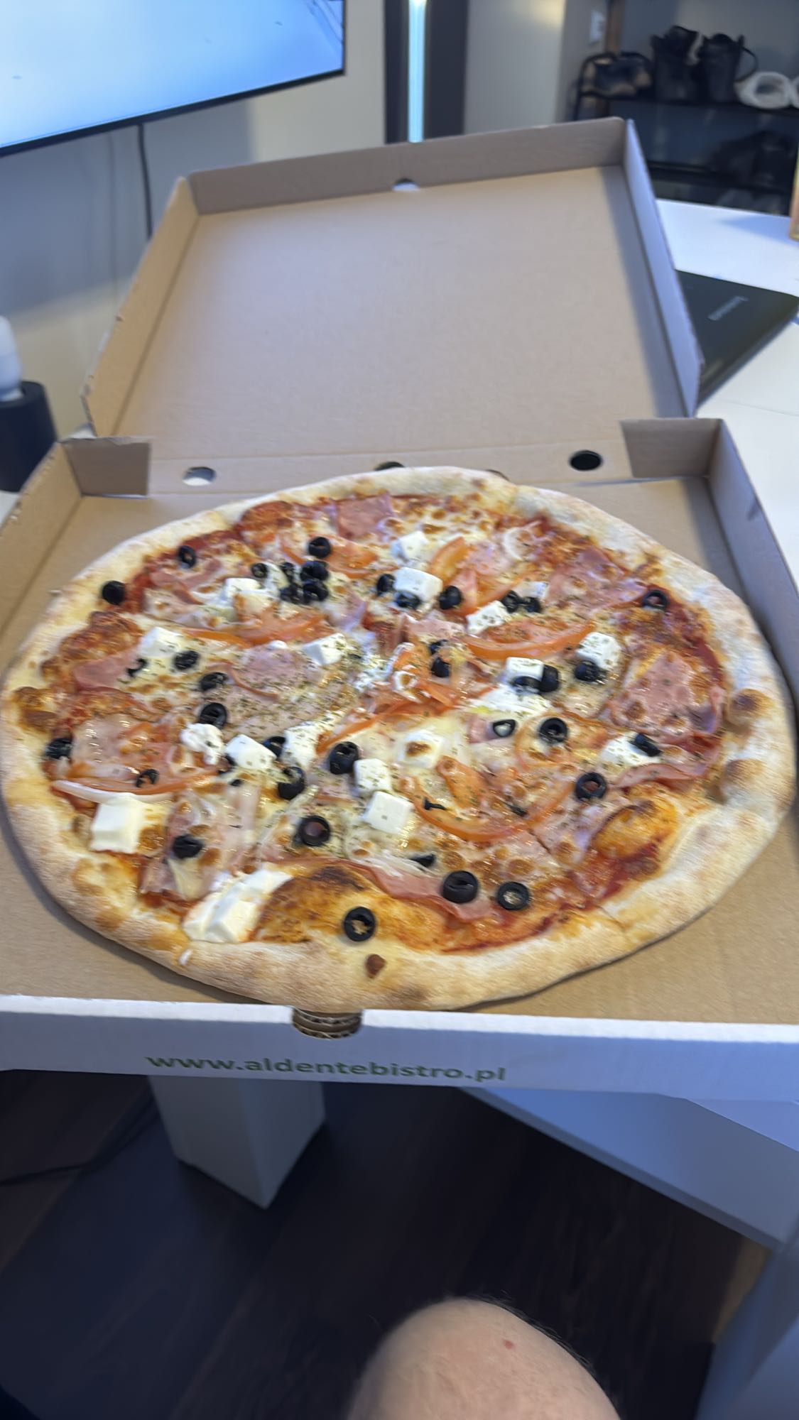 Pizza z szynką i oliwkami