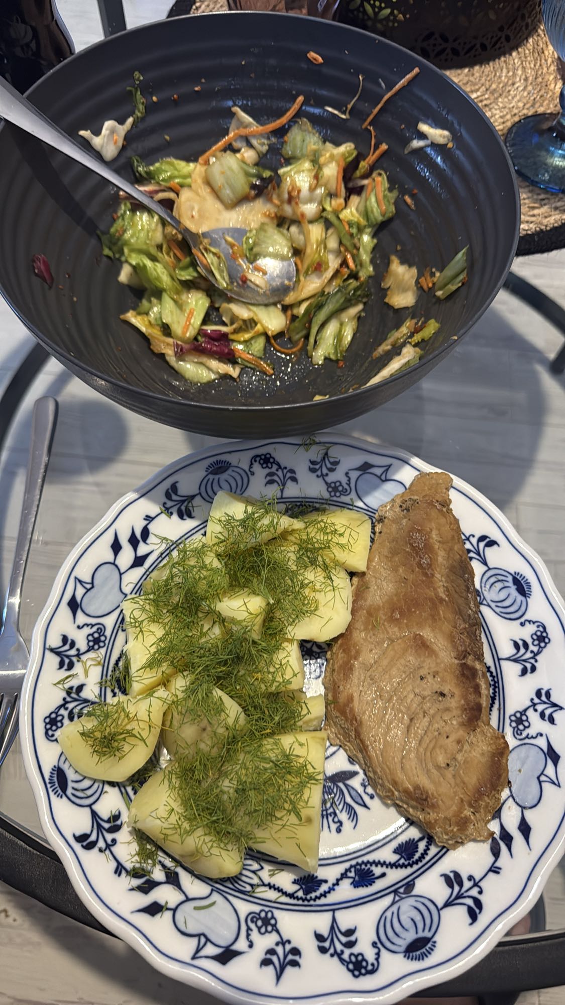 Schab z ziemniakami i sałatką