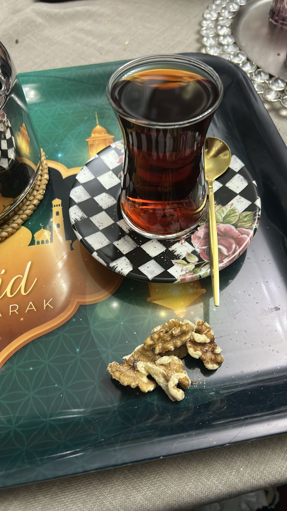 Schwarzer Tee mit Walnüssen