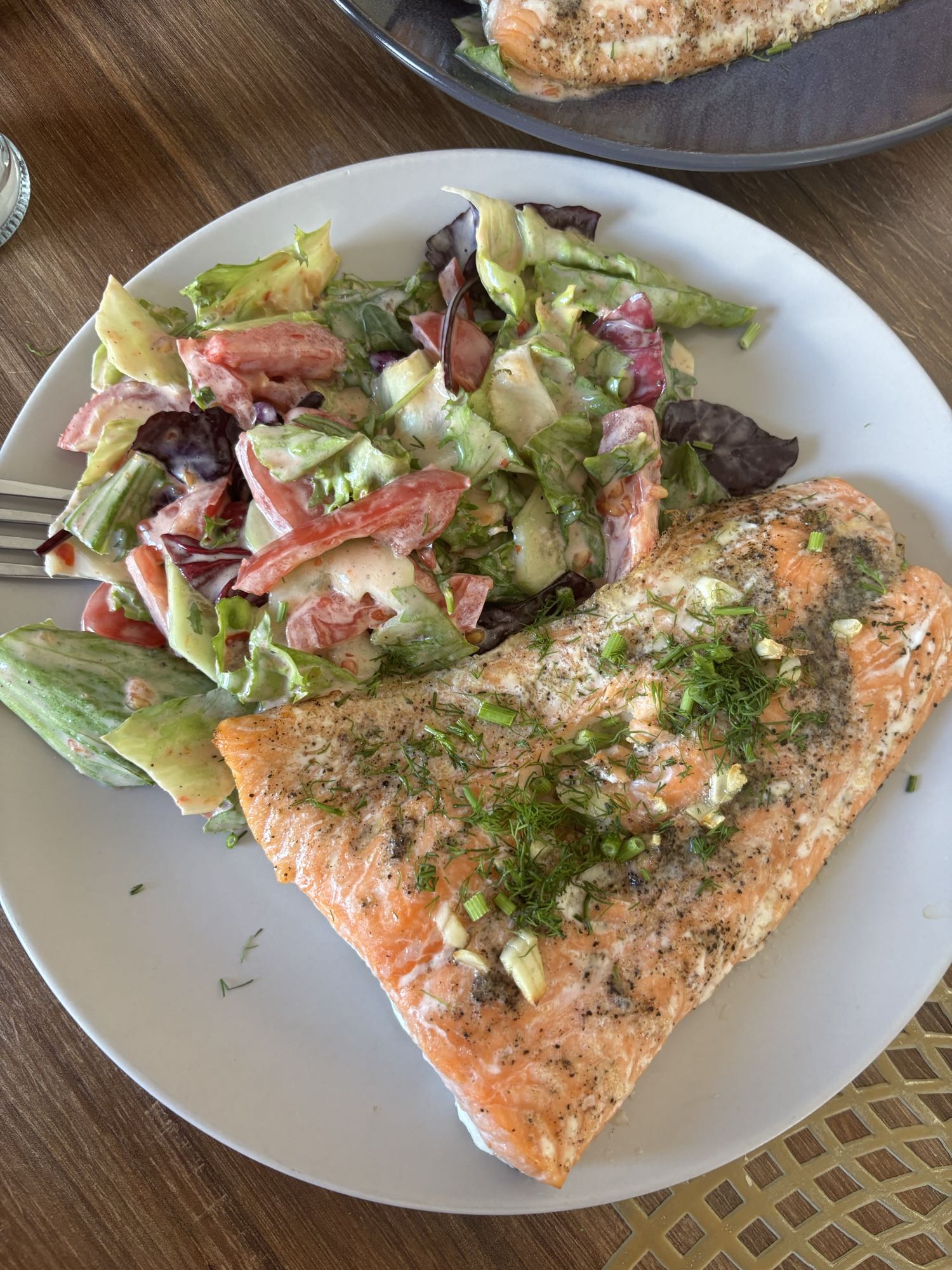 Łosoś z sałatką warzywną