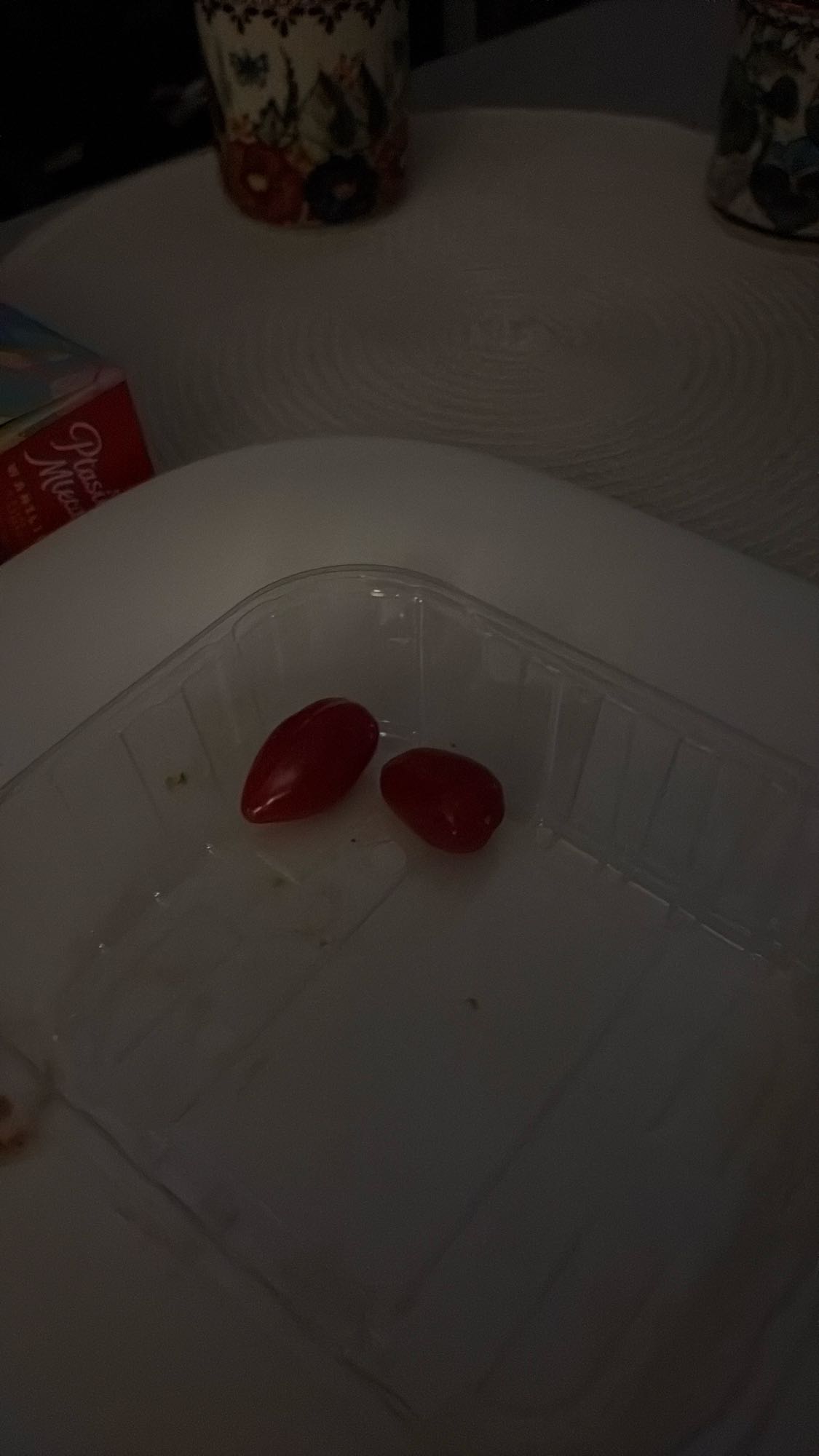 dwa pomidorki koktajlowe