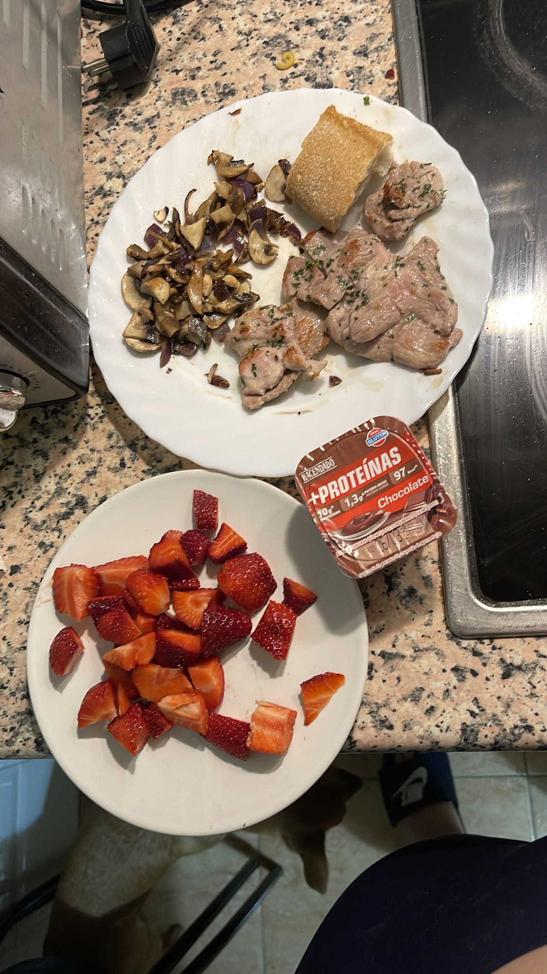 Cena con fresas y cerdo