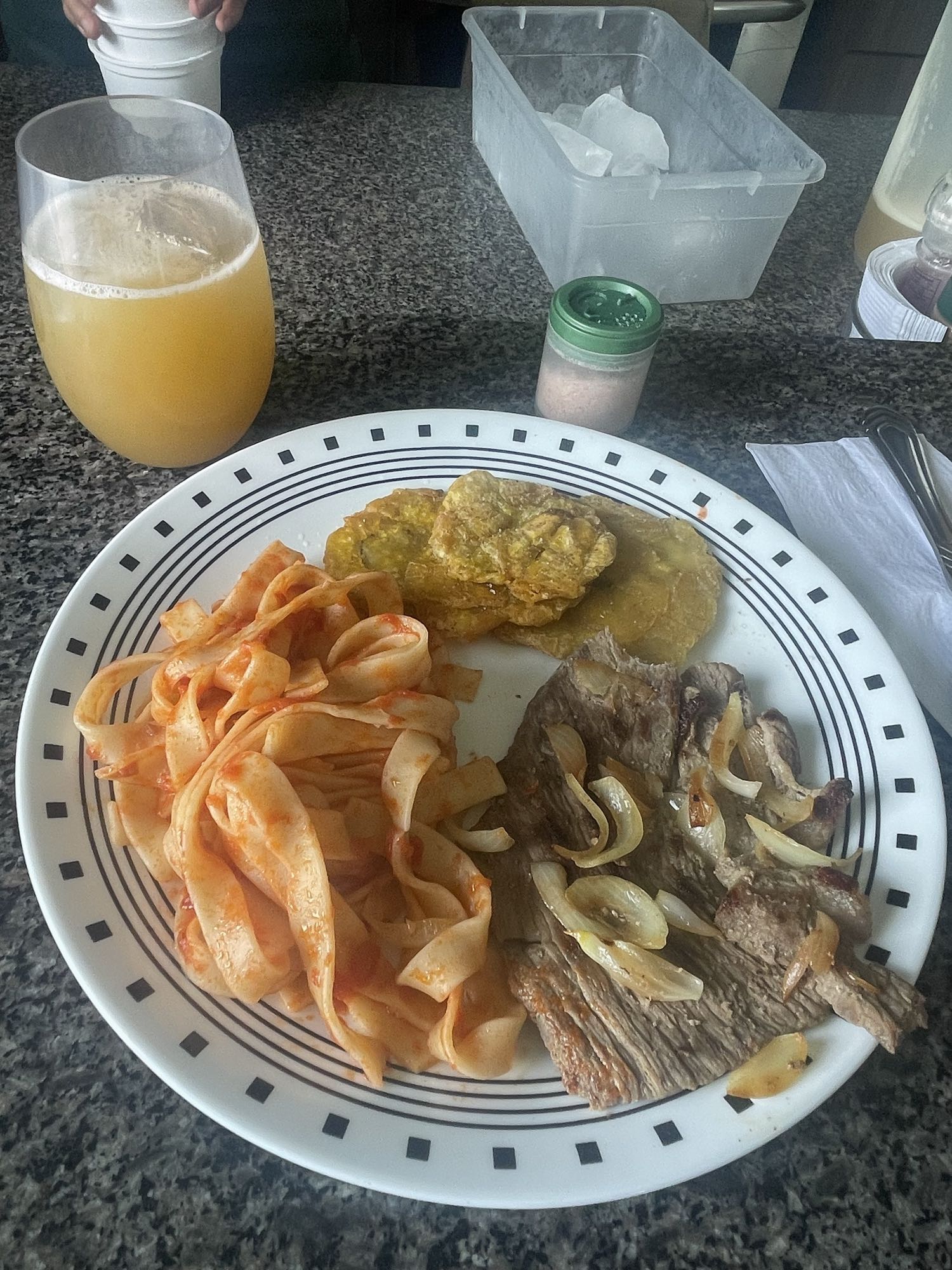 Carne con pasta y tostones