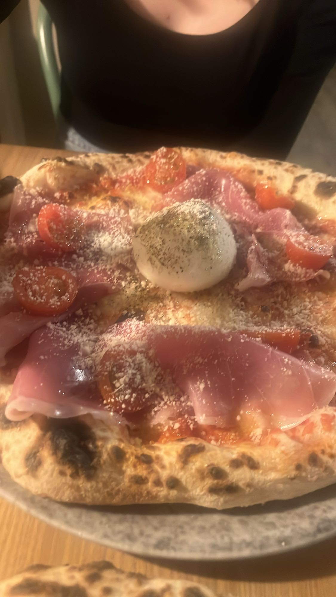 Pizza z szynką i burratą