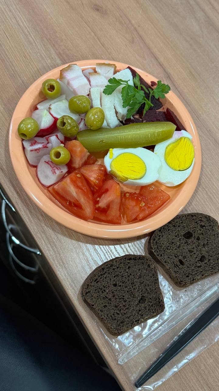 Овощи с яйцом и хлебом