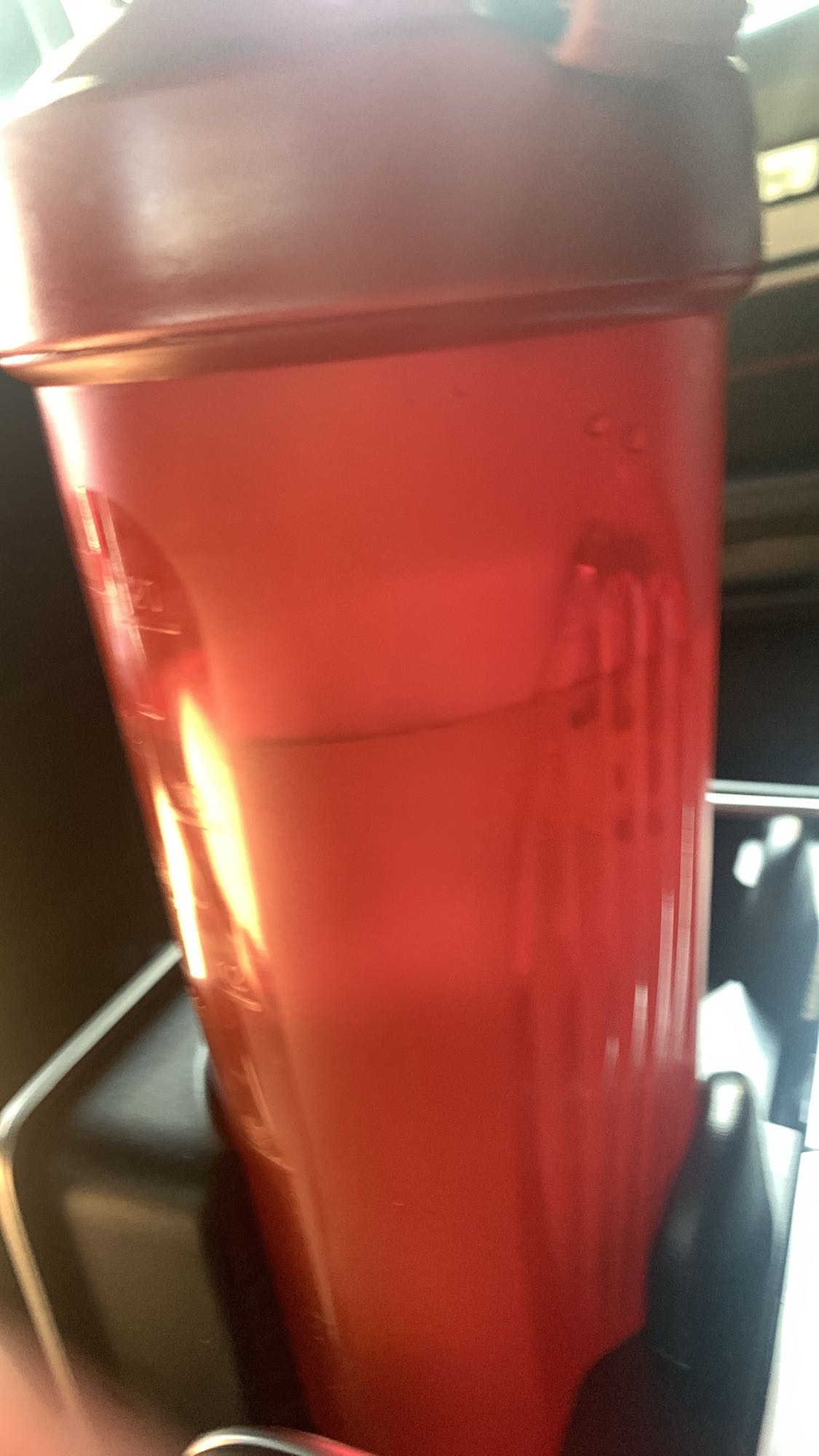 Agua en botella deportiva