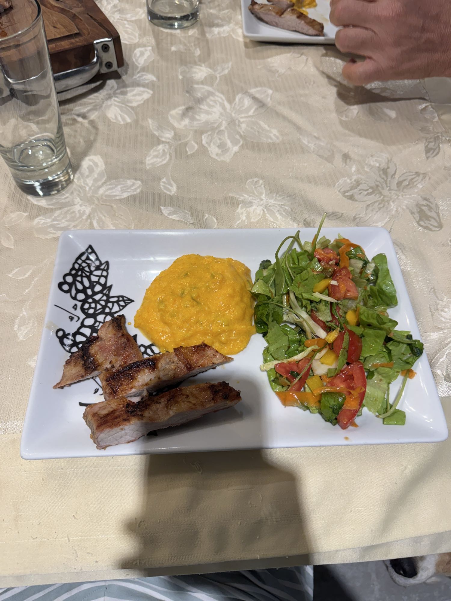 Cerdo con puré y ensalada