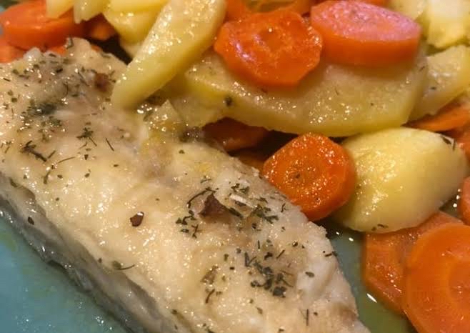 Pescado con papas y zanahorias