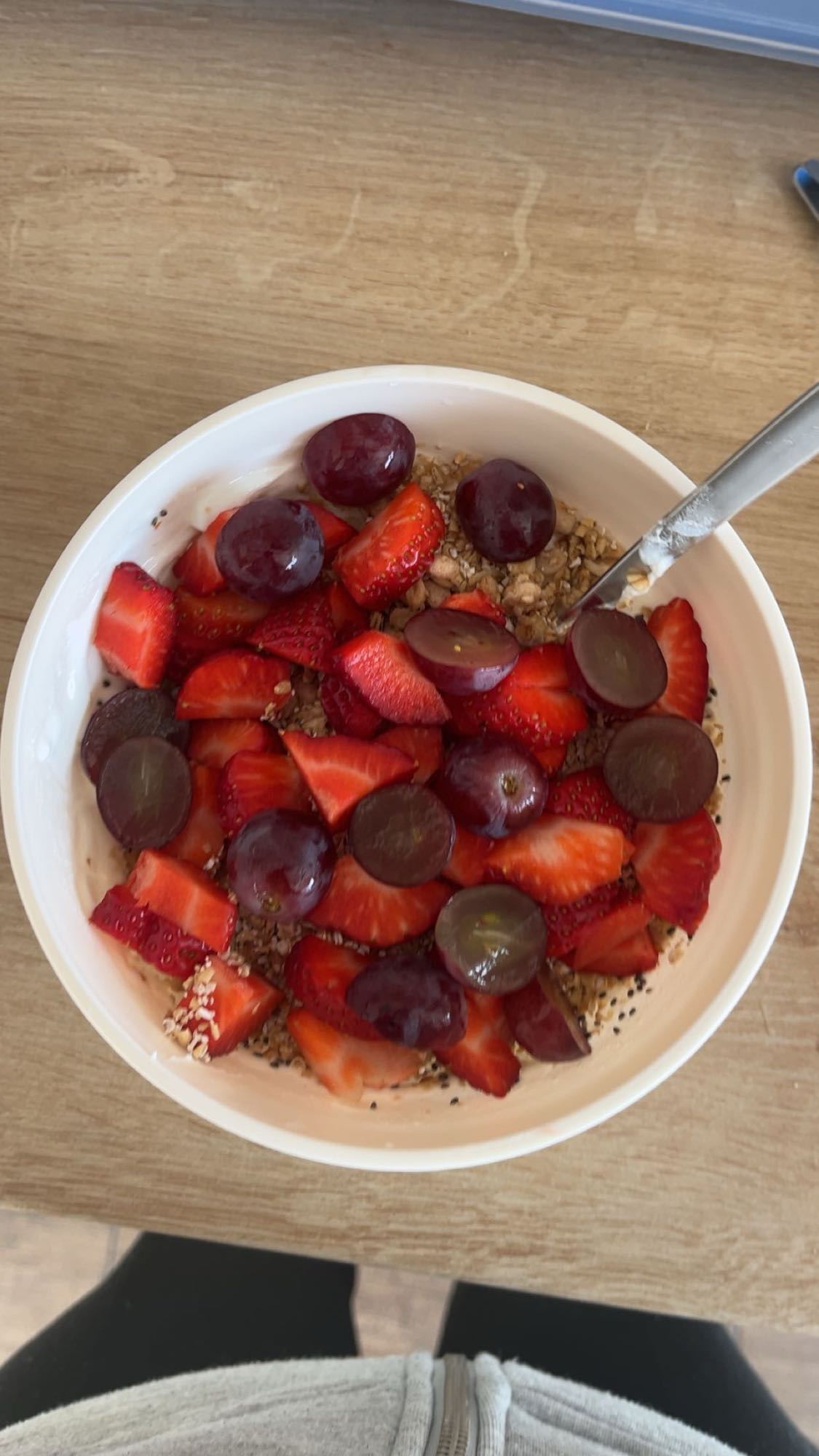 Joghurt mit Obst & Müsli