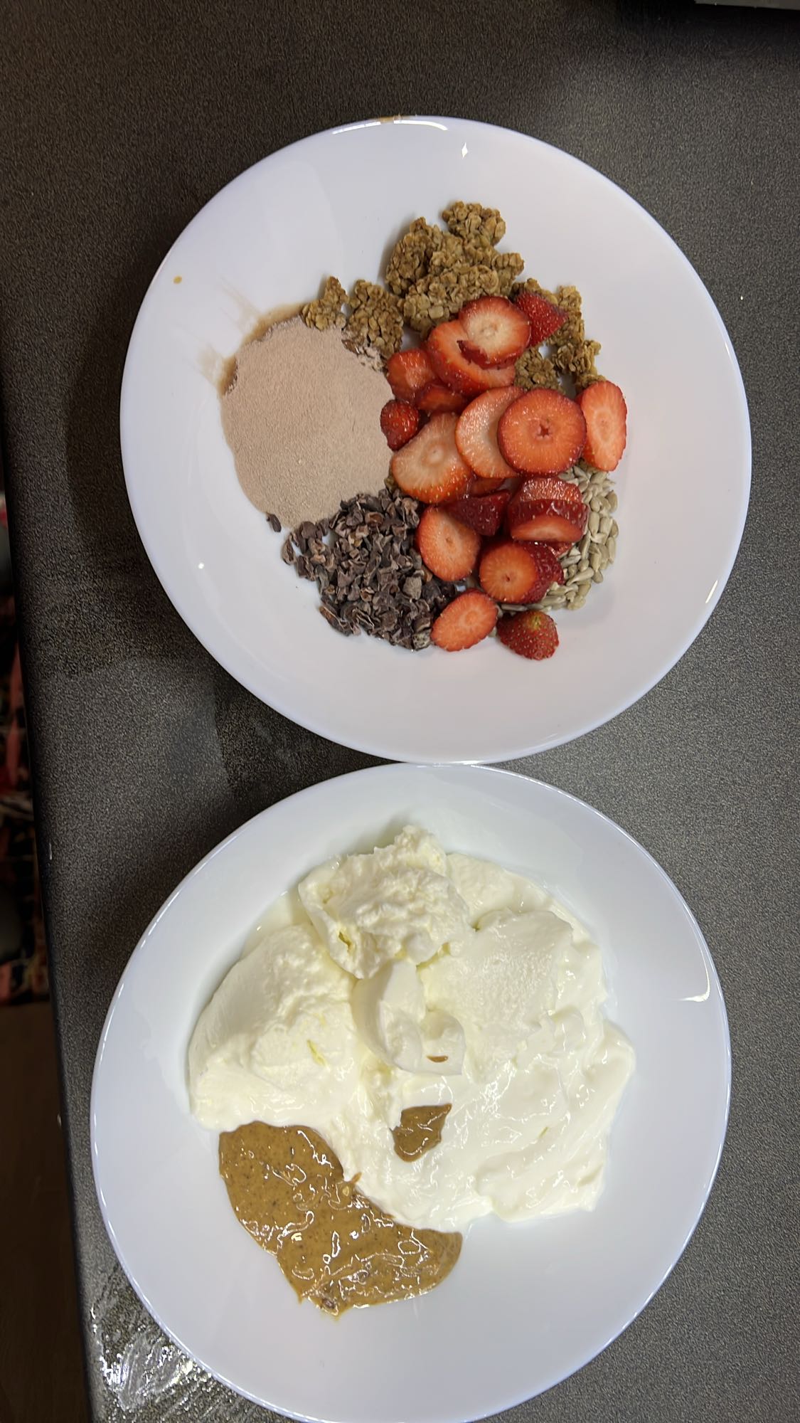 Γιαούρτι με φρούτα και σπόρους