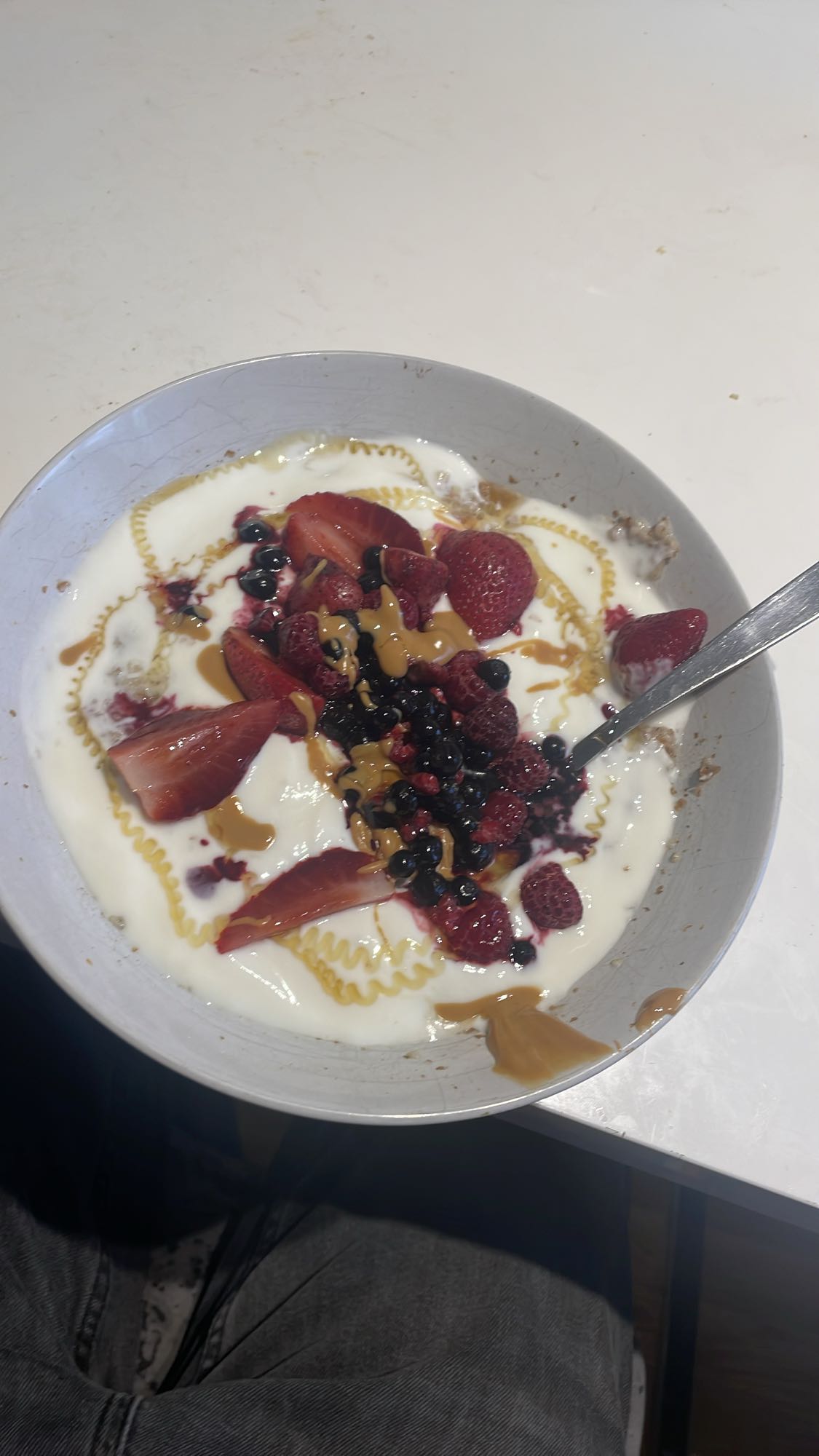 Yoghurt med bär och nötter