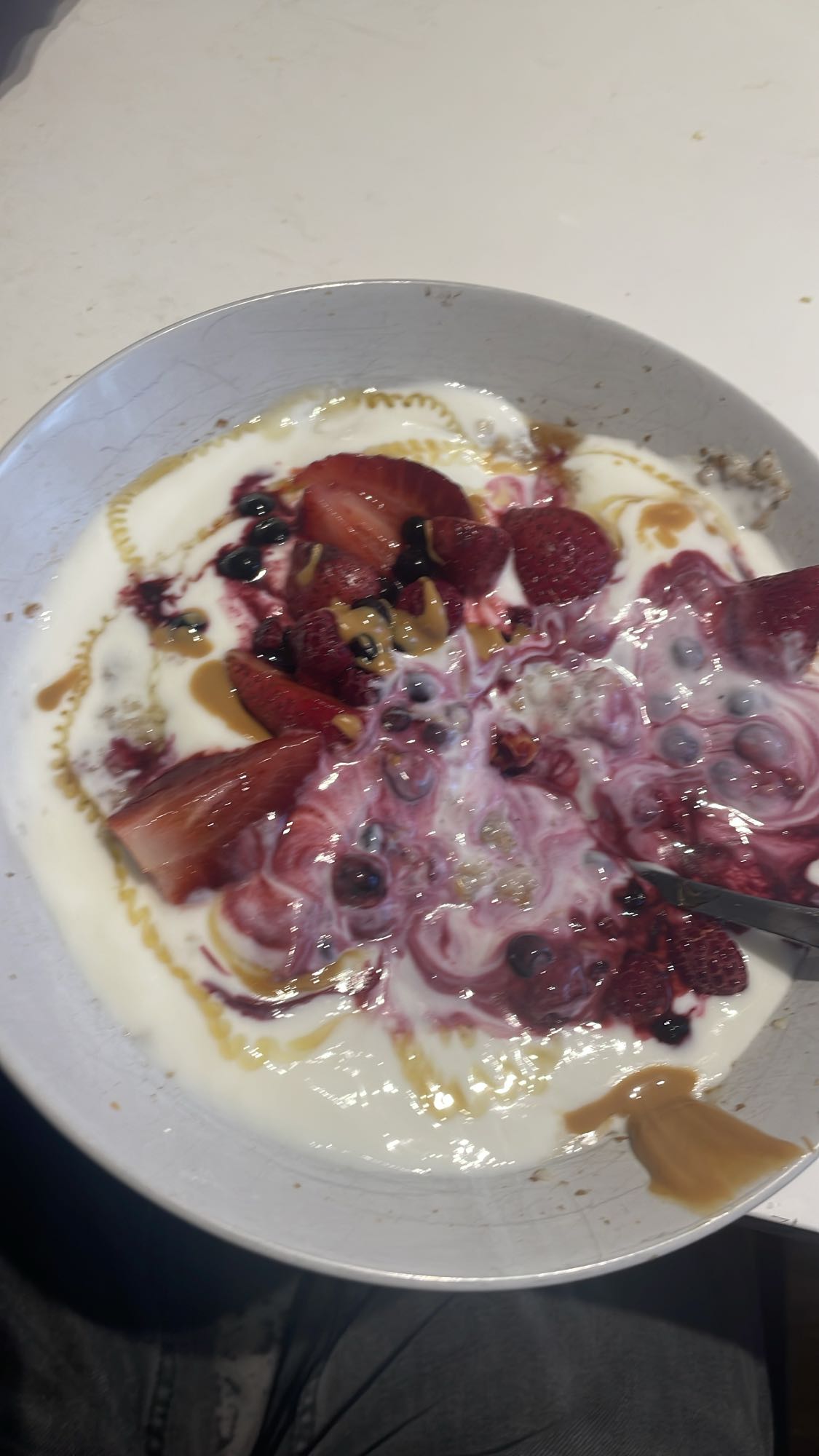 Yoghurt med bär och nötter