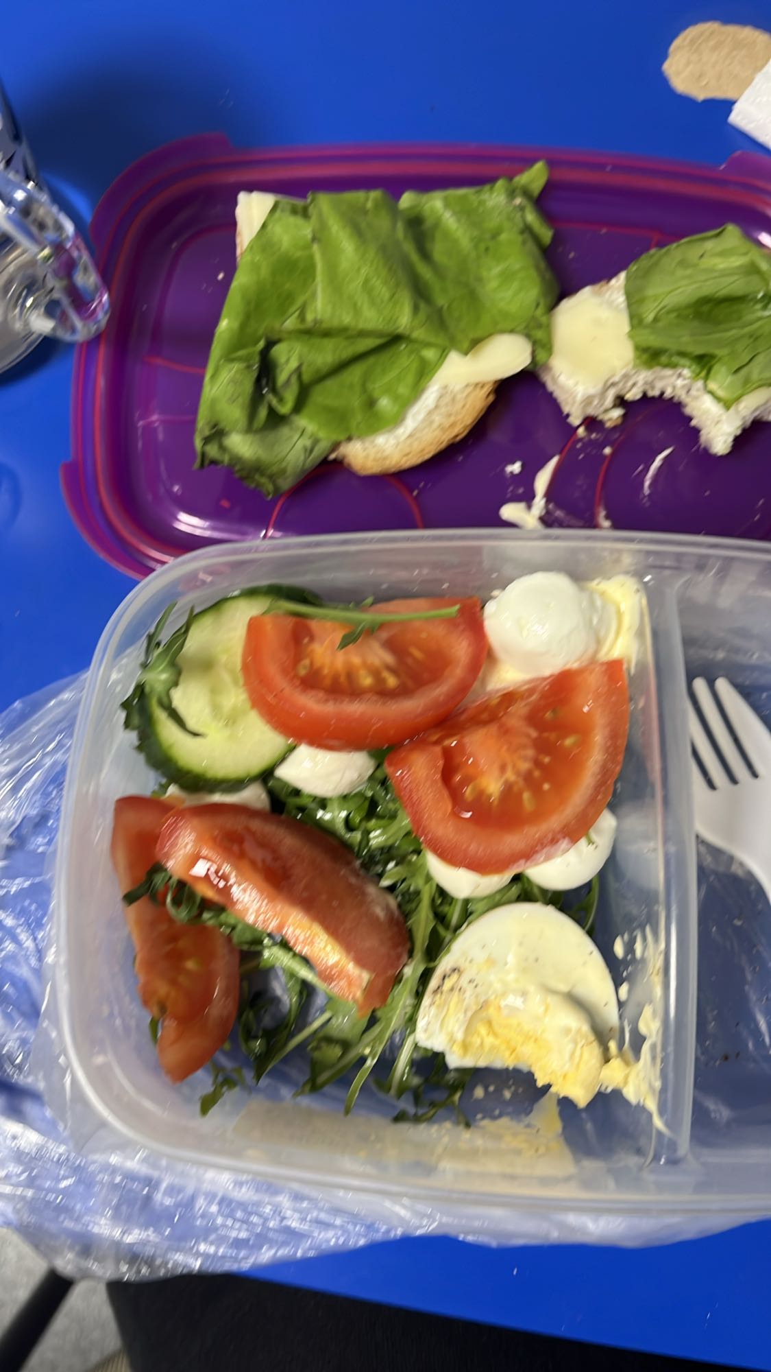 Салат и бутерброд