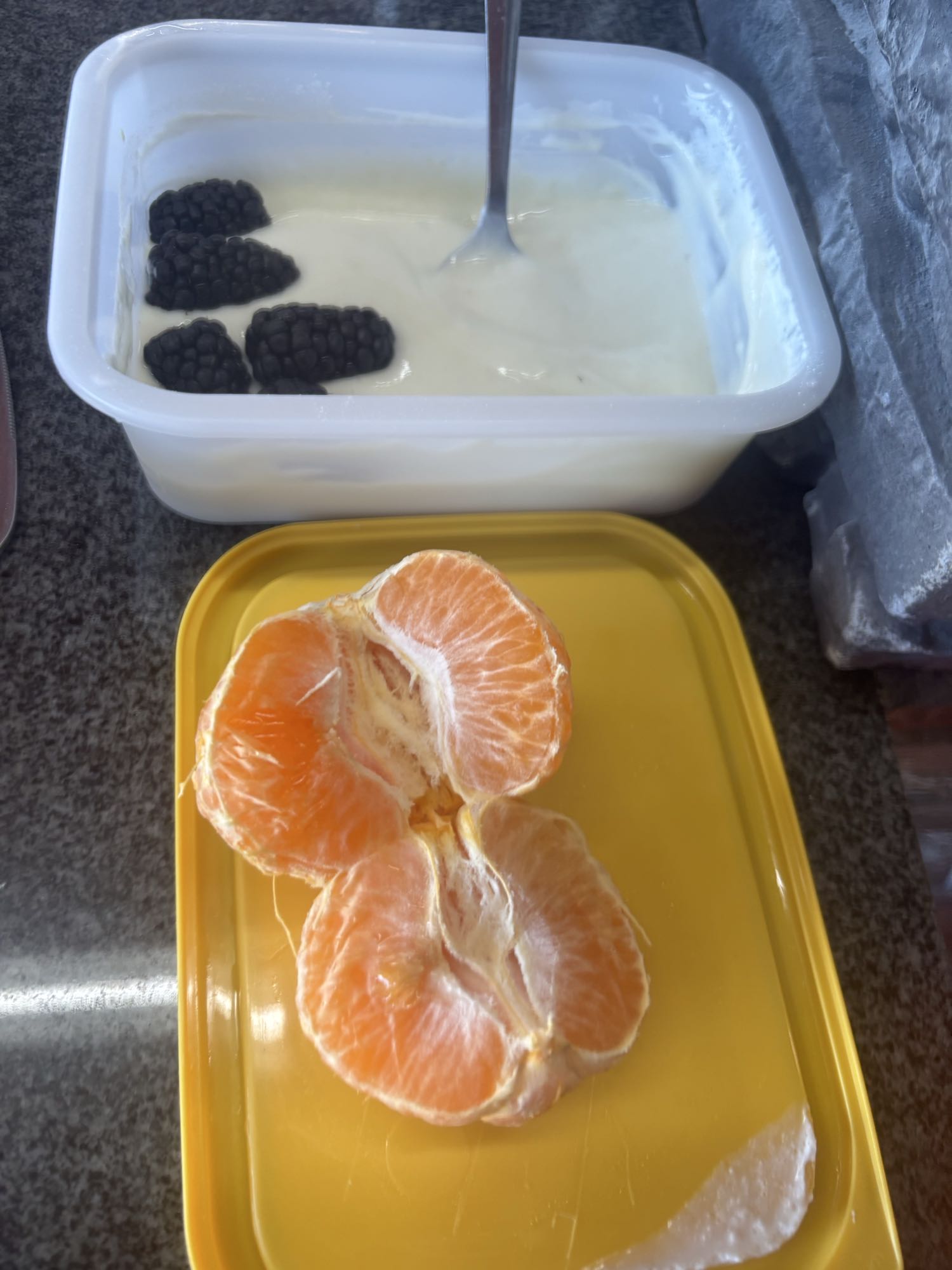 Yaourt et fruits frais