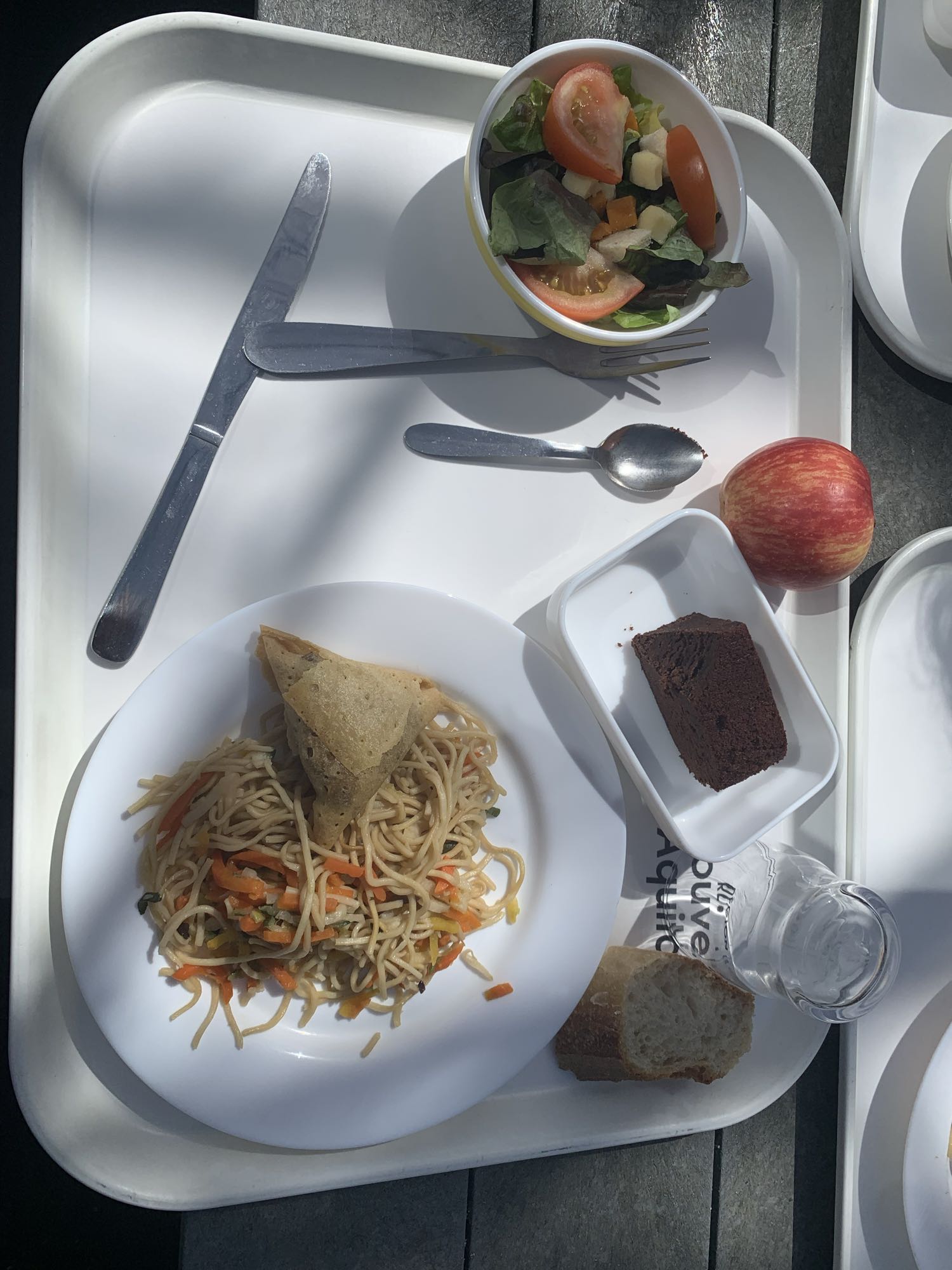 Repas nouilles et salade