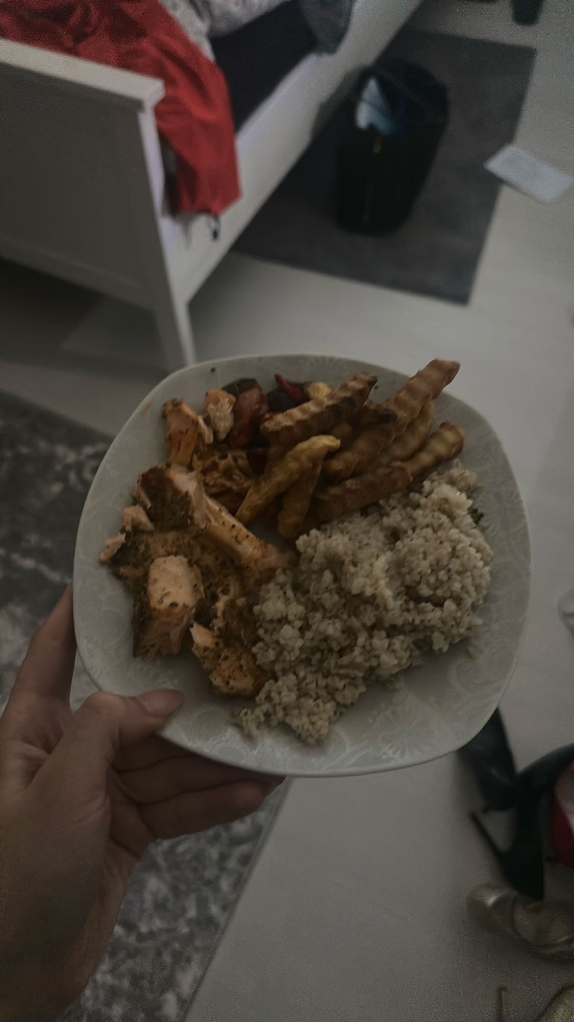 Kurczak z kaszą i frytkami