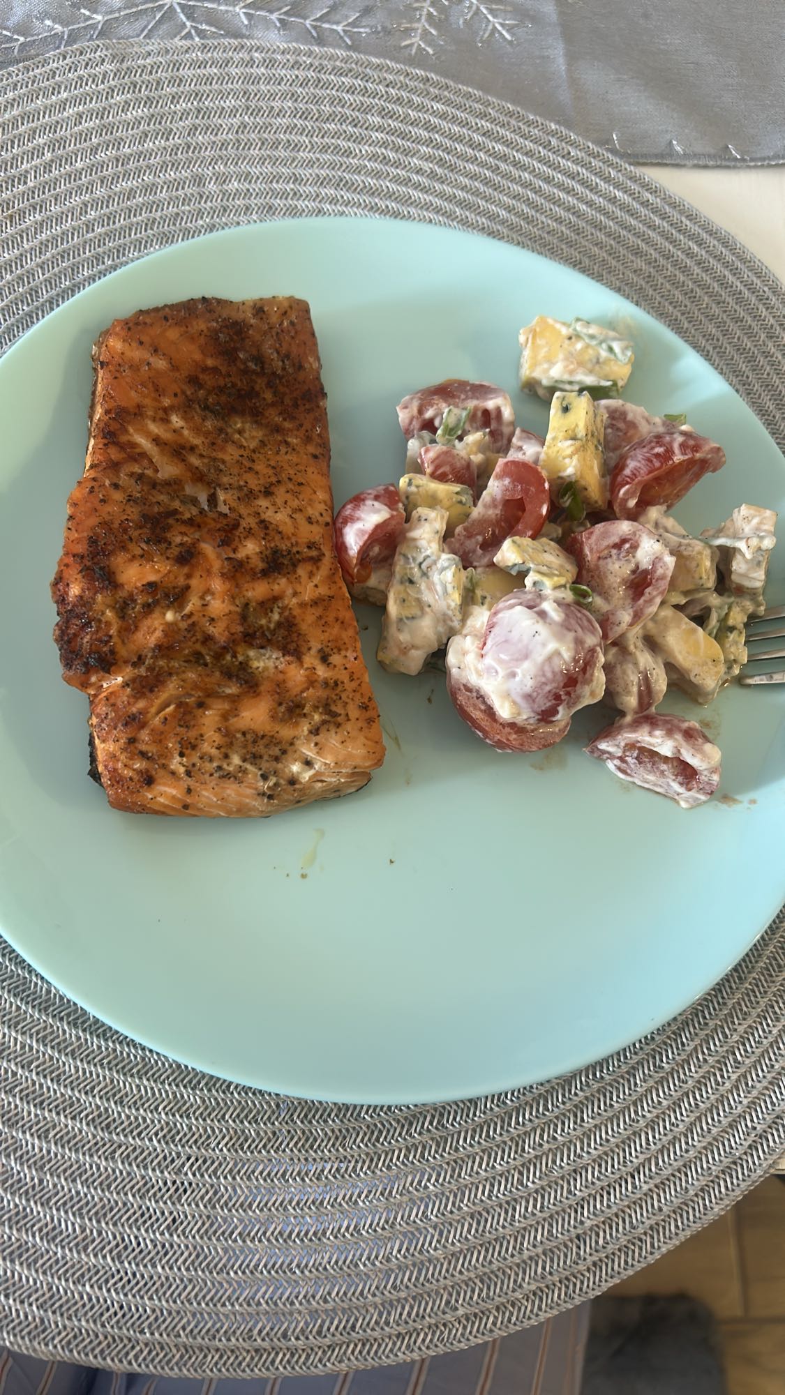 Łosoś z sałatką warzywną