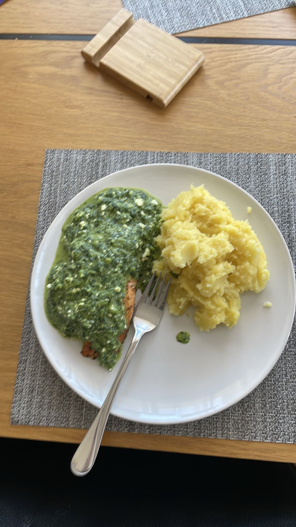 Łosoś ze szpinakiem i ziemniakami