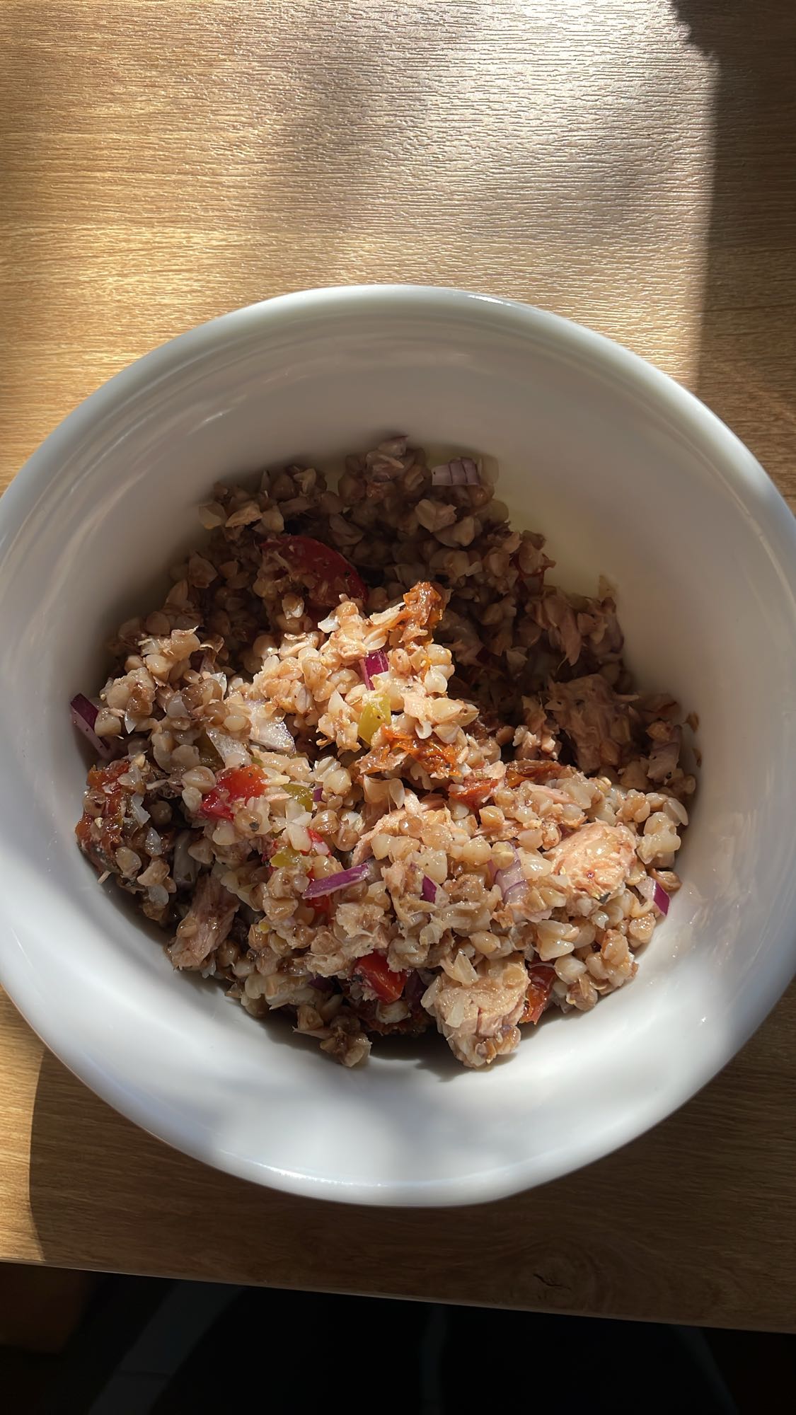 Sałatka z kaszą i tuńczykiem