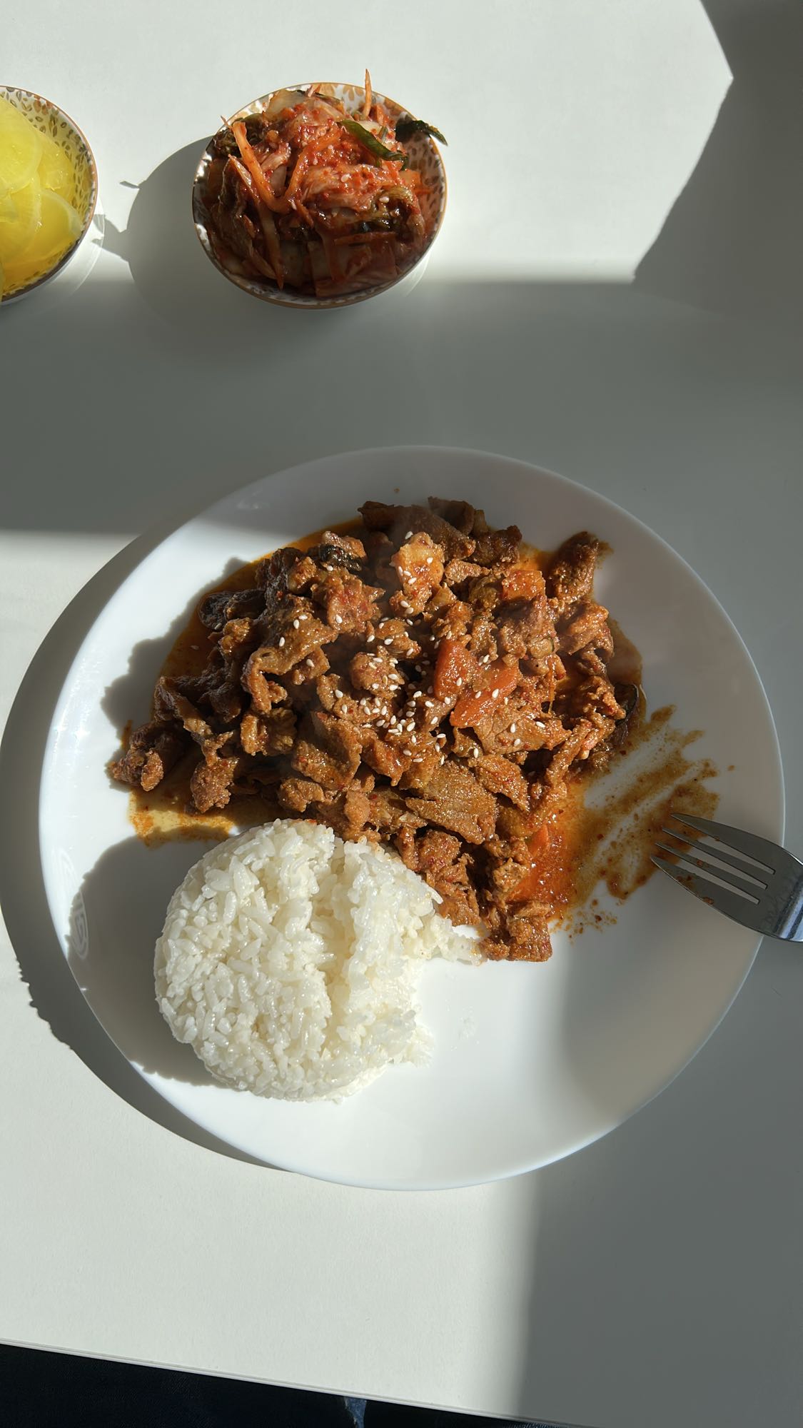wołowina z ryżem i kimchi