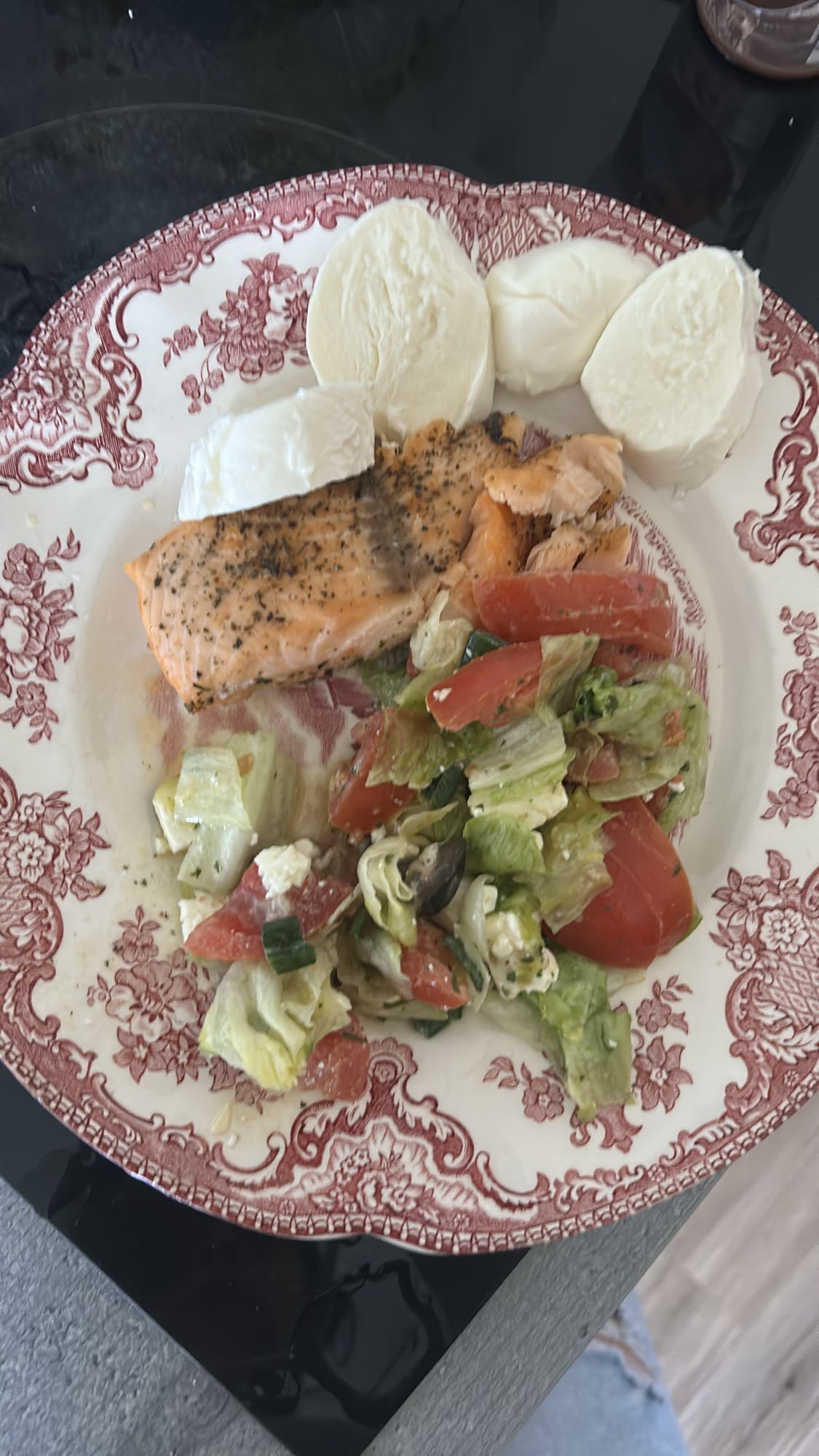Lachs mit Salat und Mozzarella